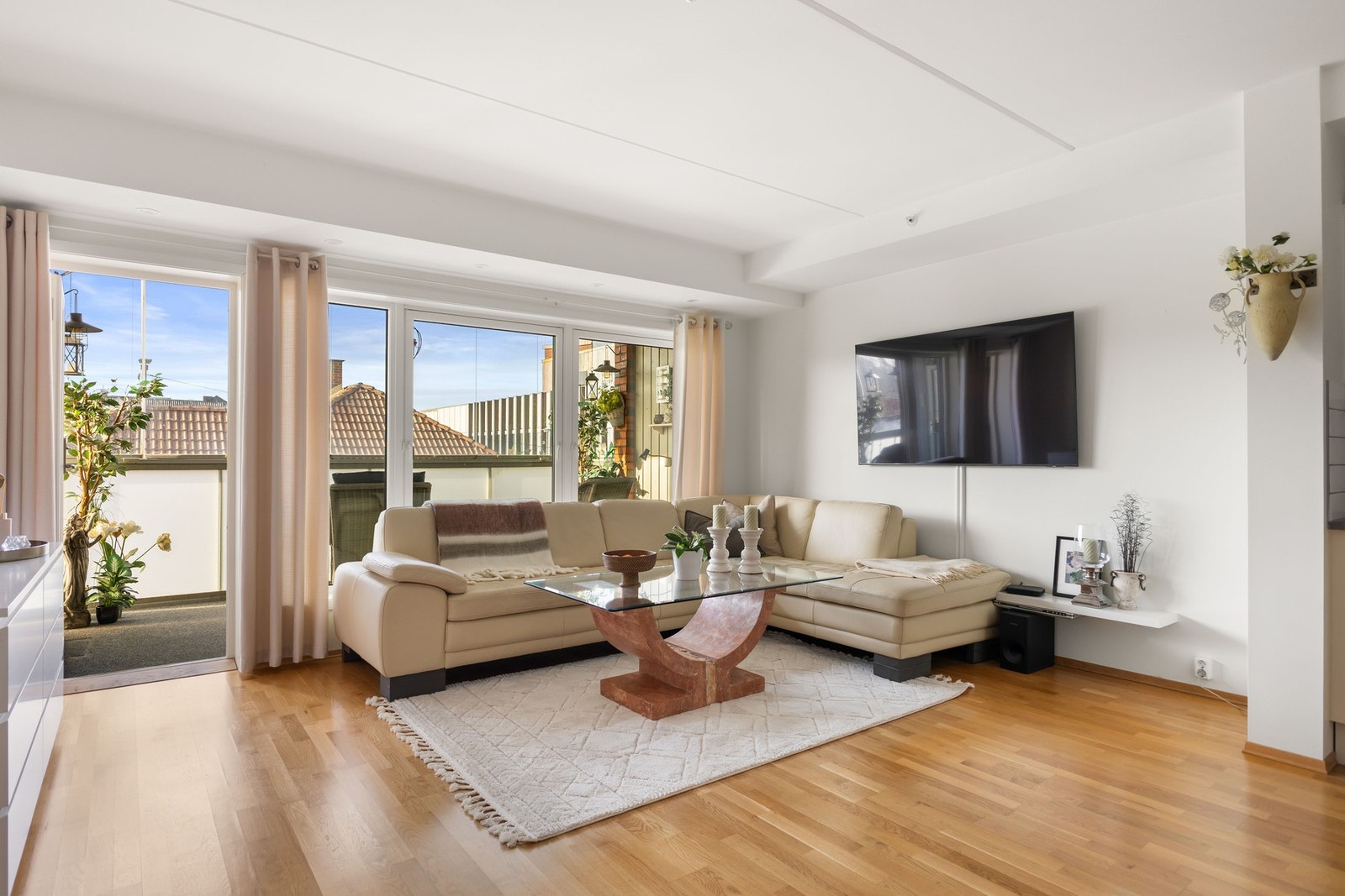 I stuen er det plass til sofagruppe og tilhørende møblement Galleribilde