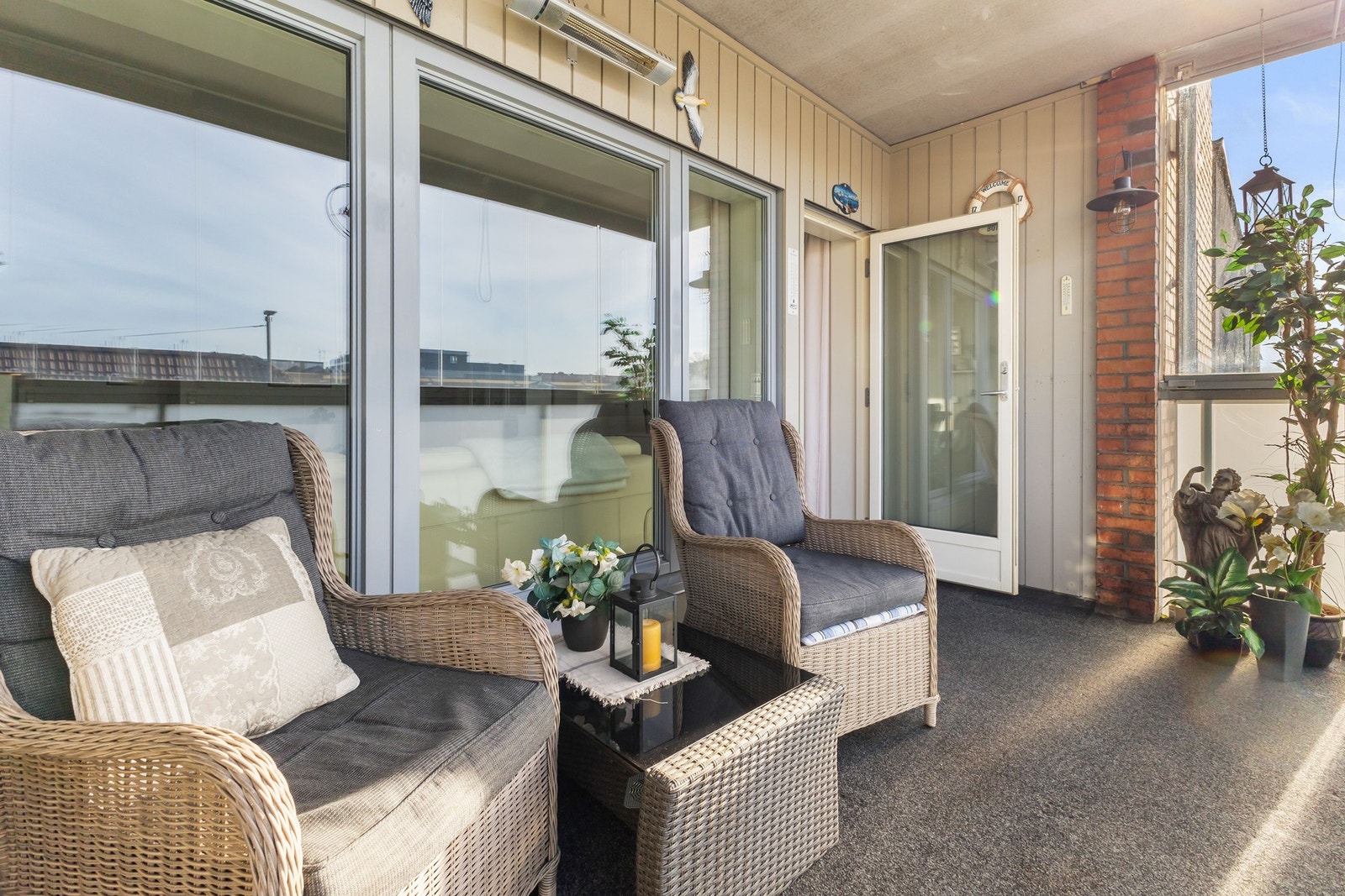 Vestvendt balkong med teppe på gulv Galleribilde