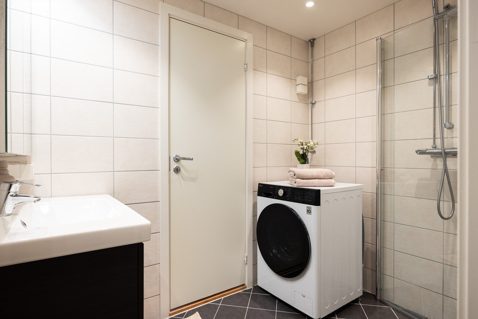 - Flislagt baderom fra 2020 med varme i gulvet og downlights i himling - Galleribilde