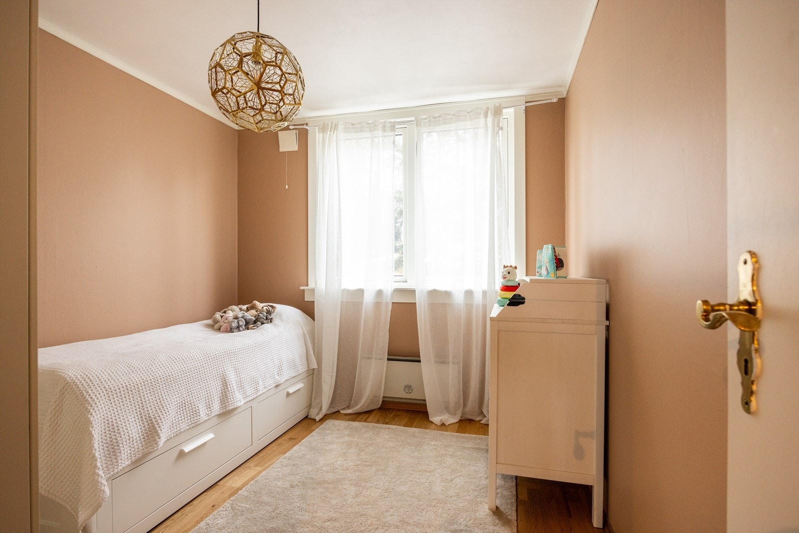 - Soverom to er også av god størrelse og har plass til dobbeltseng - Galleribilde