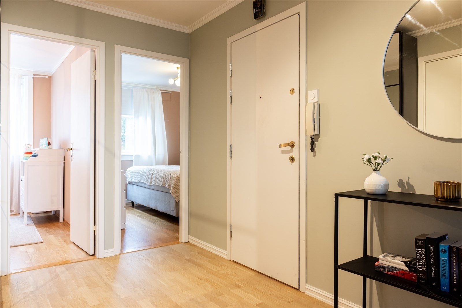 - Velkommen inn! Lys og innbydende entré som gir et godt førsteinntrykk av leiligheten - Galleribilde