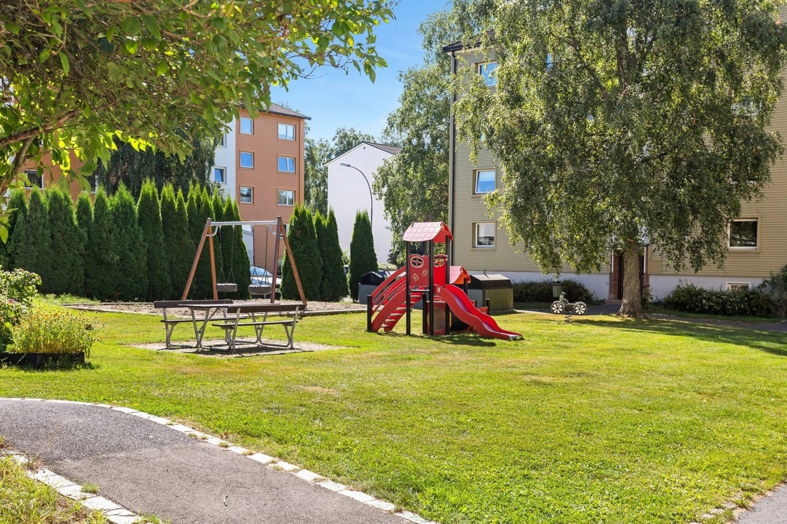 Rett utenfor er det store, felles grøntarealer og lekeplass. Fellestomten er ellers opparbeidet med flere sittegrupper for felles anvendelse. Galleribilde