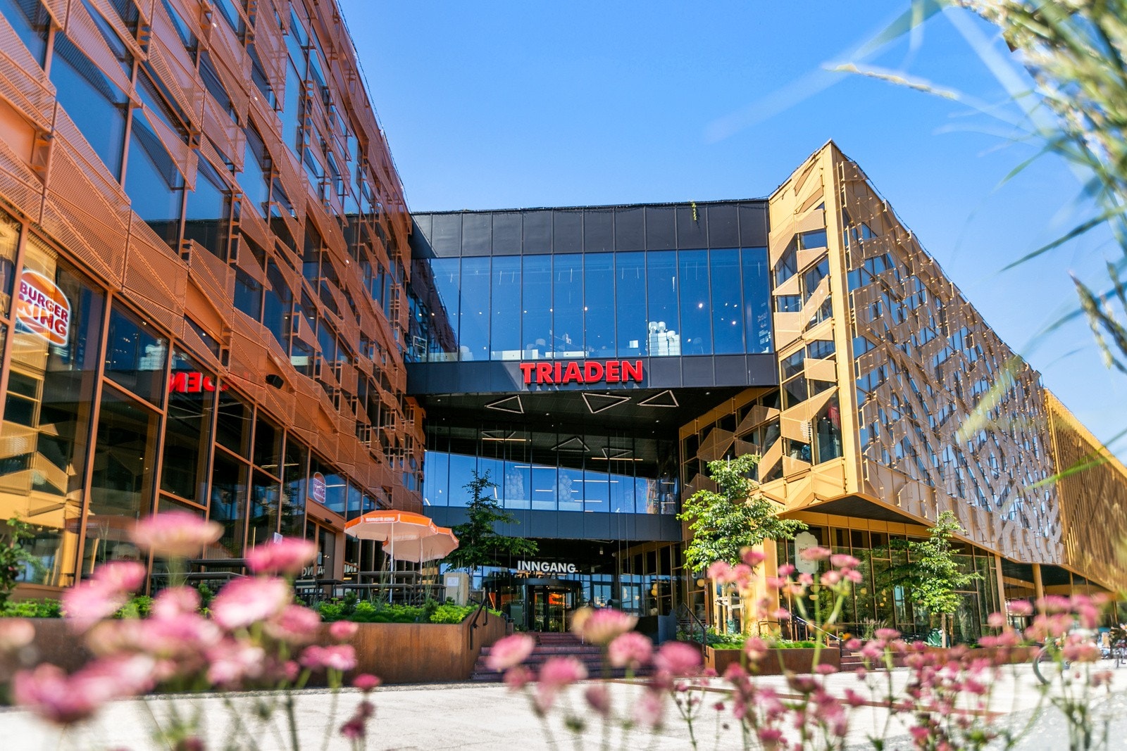 Triaden senteret er nyoppusset ikke bare med fasiliteter som butikker og servicetilbud, men blant annet også en egen innendørs lekepark. Et senter for både store og små! Galleribilde