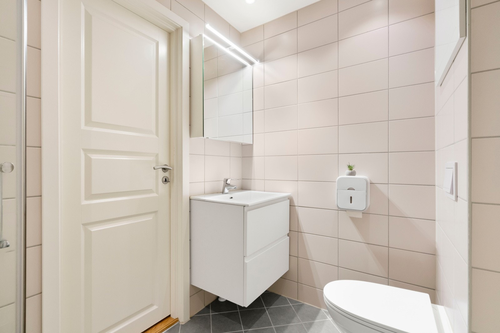 Praktisk bad iført nøytrale og varme farger i beige. Galleribilde