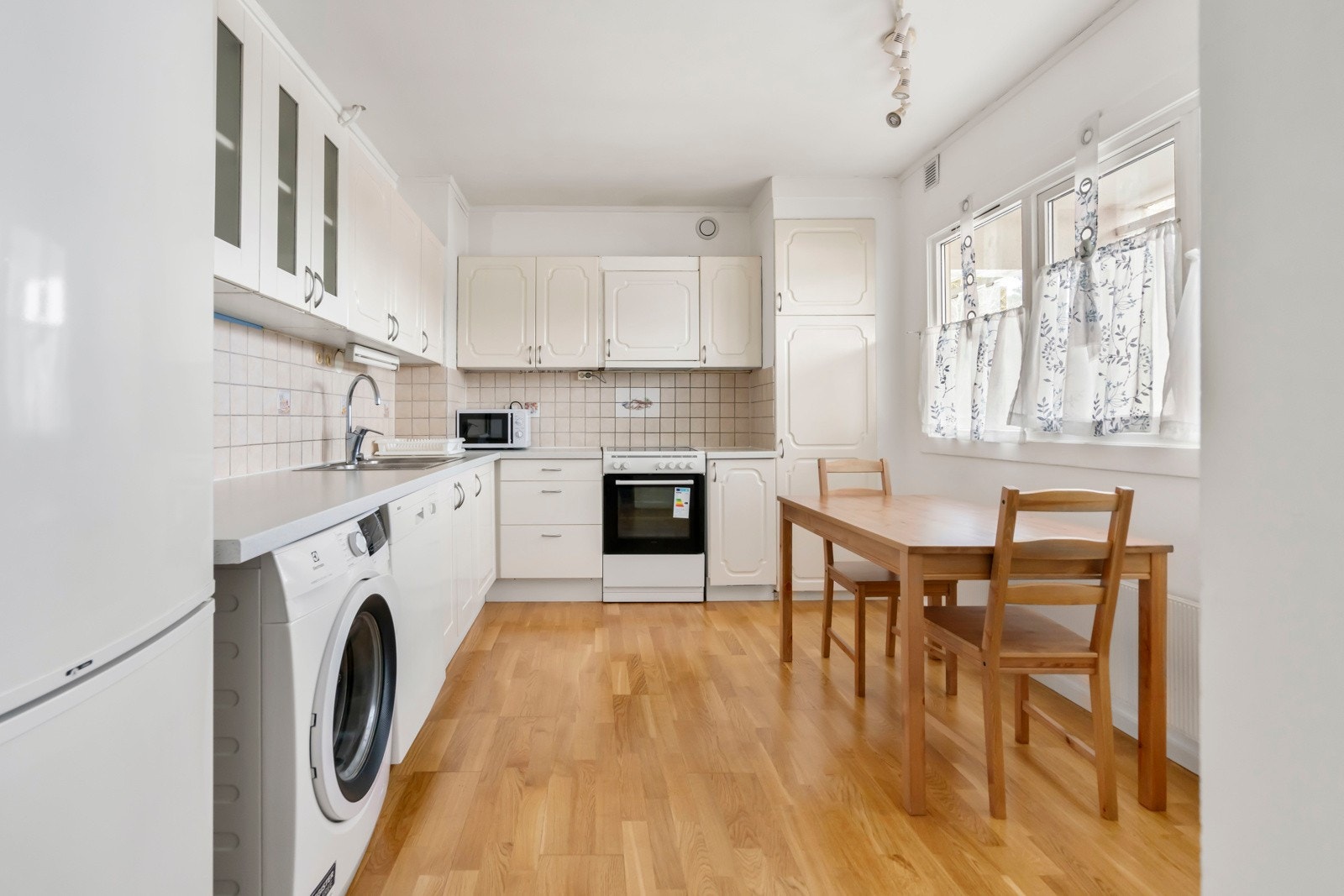 Det er opplegg for vaskemaskin på kjøkkenet. Galleribilde