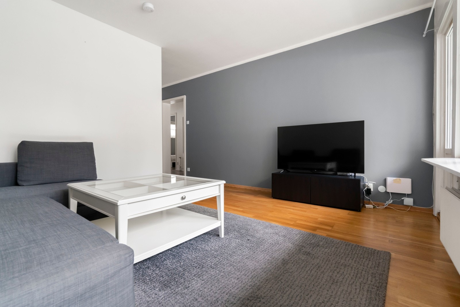 God plass til sofagruppe, salongbord, tv-sine og tilhørende møblement i stuen. Galleribilde