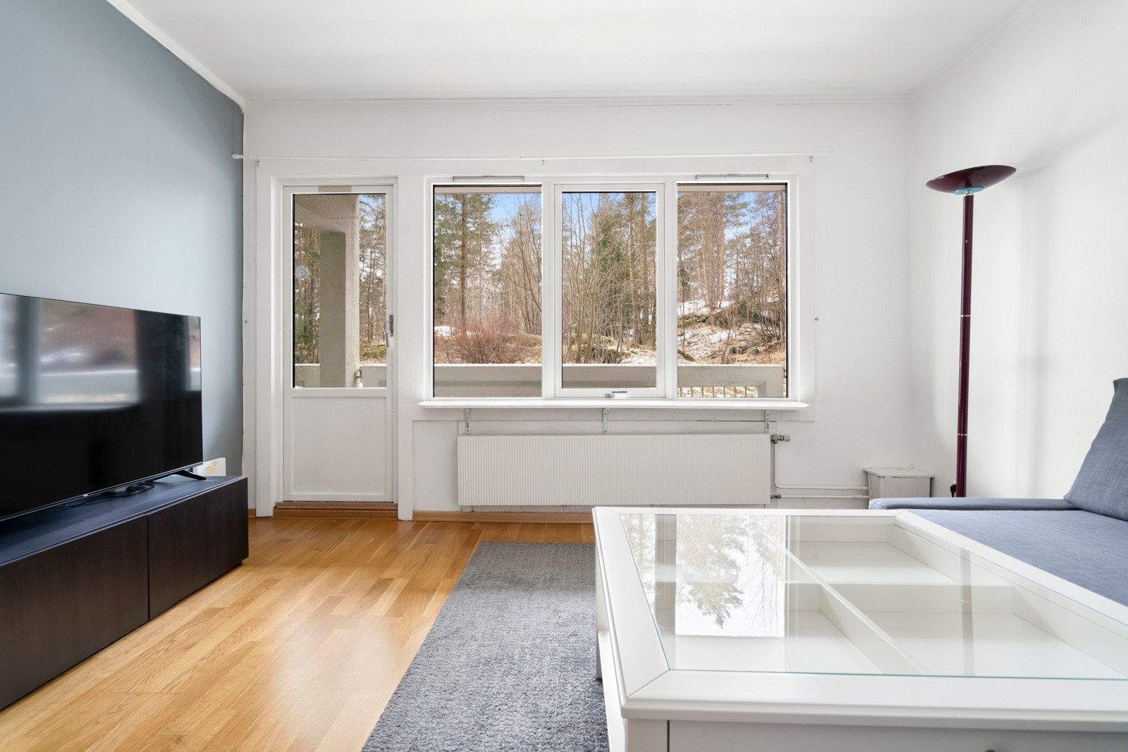 Tre store vindusposter gir rommet god romfølelse. Galleribilde