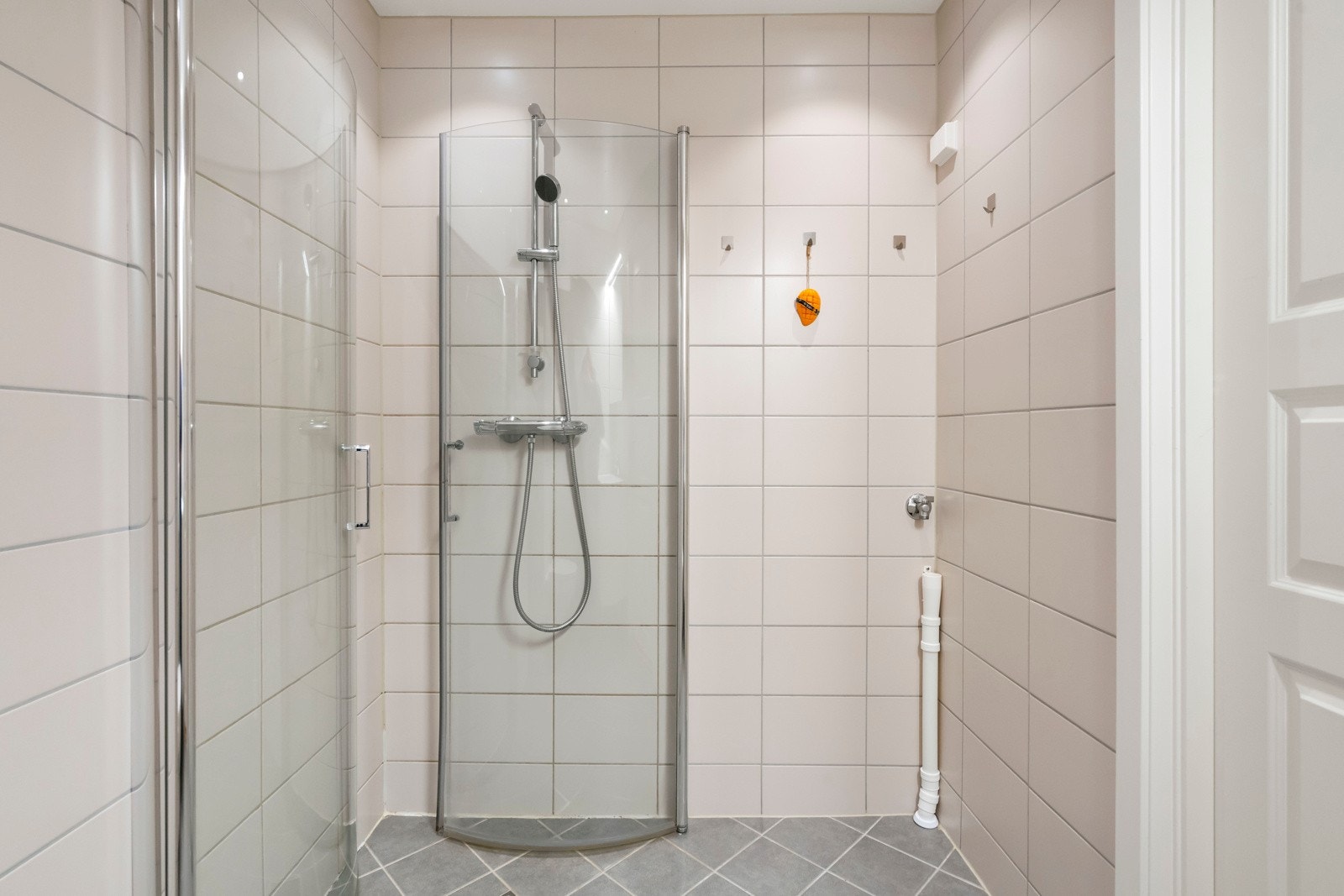 Praktisk størrelse på badet. Galleribilde