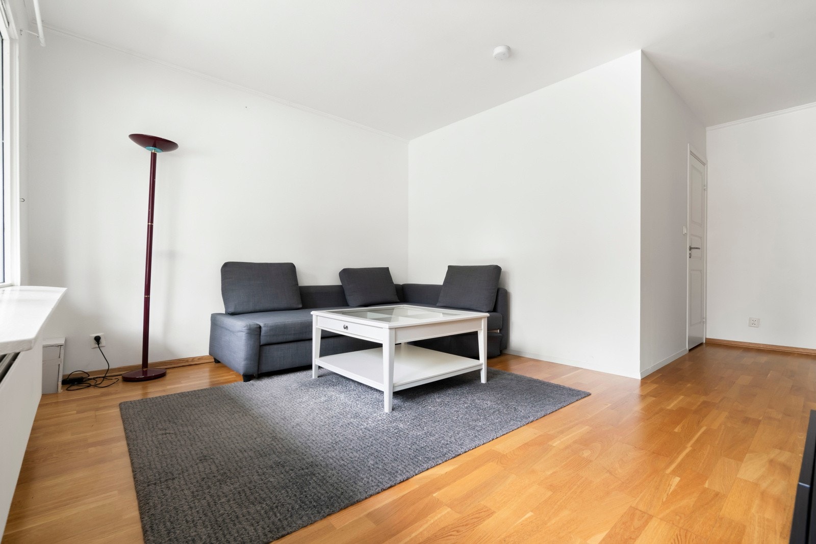 Det er etablert meget praktisk alkoveløsning. Rommet er satt opp med lettvegger og kan enkelt fjernes for større stue. Galleribilde