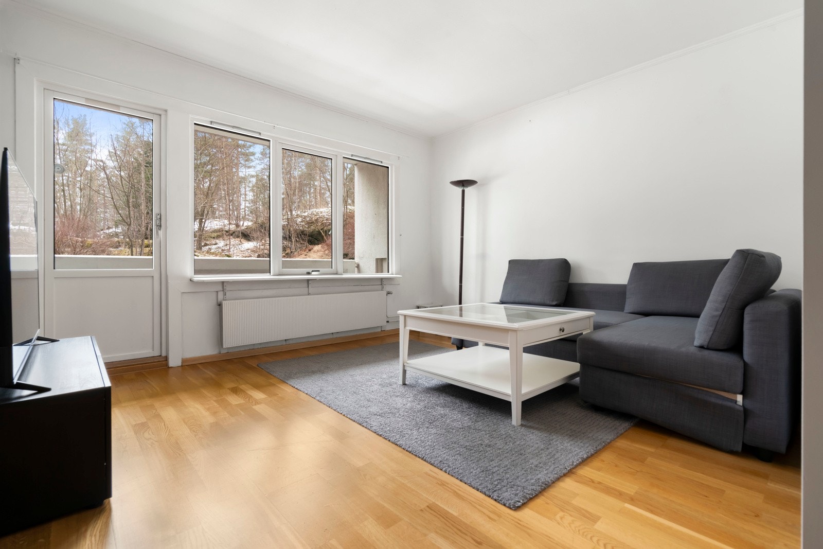 Luftig stue med rikelig innslipp av naturlig sollys. Galleribilde