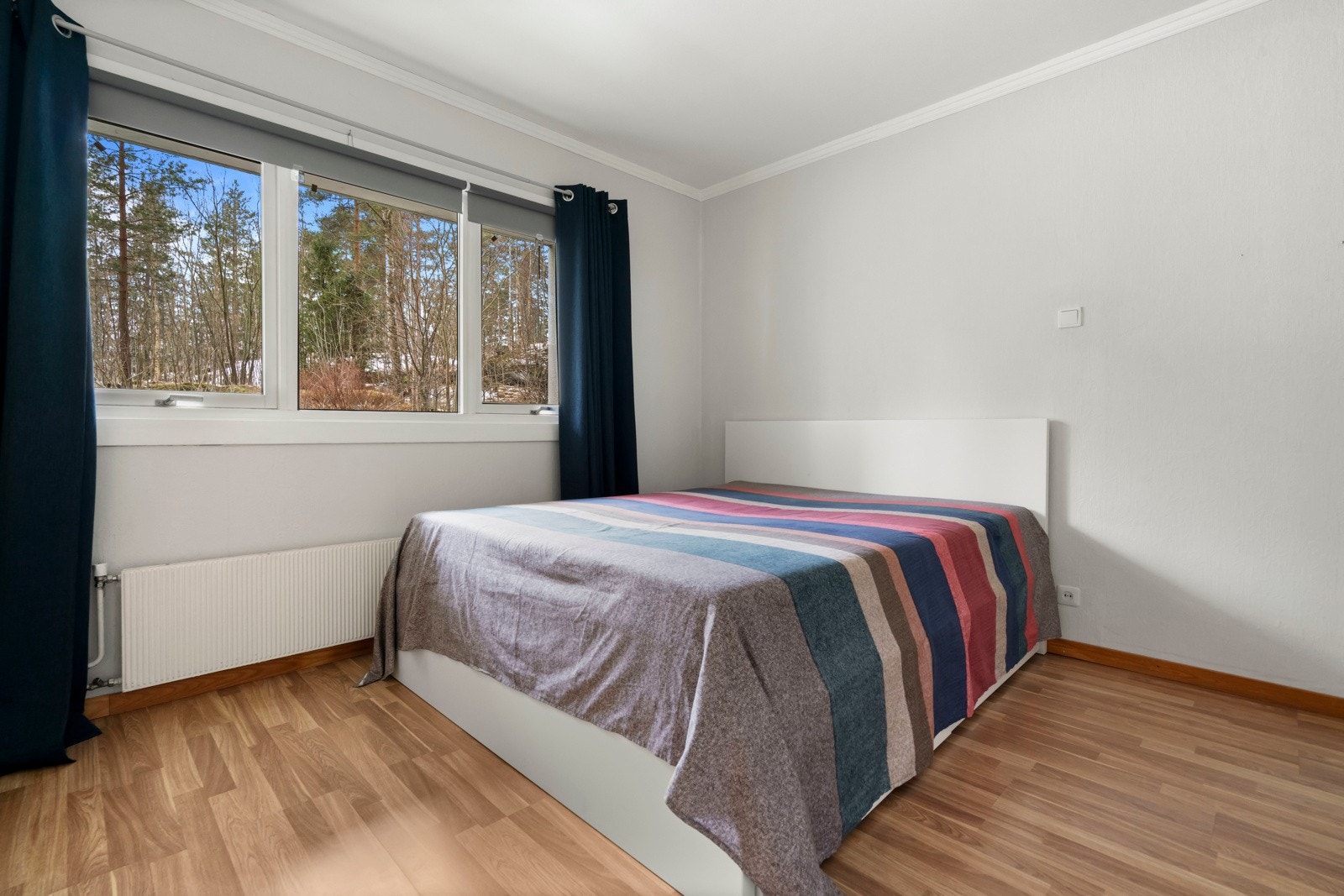 Hovedsoverommet byr på meget gode oppbevaringsmuligheter, garderobeskap medfølger. Galleribilde