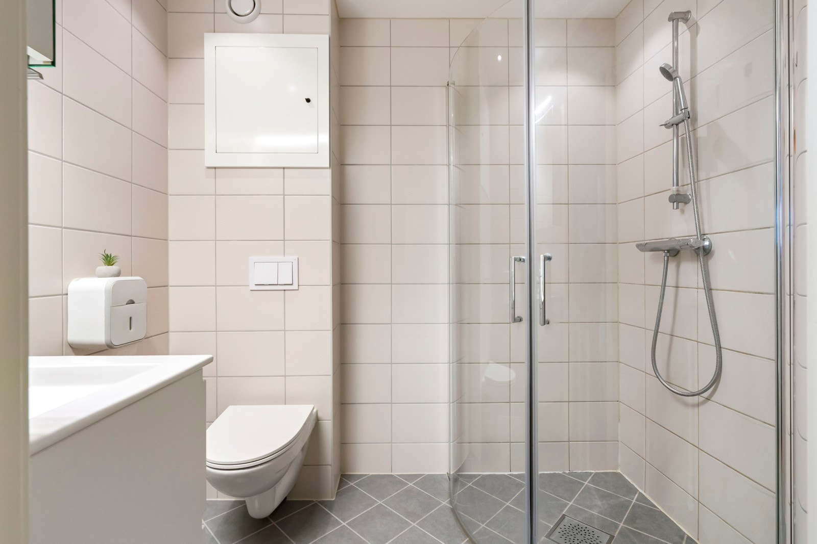 Badet er pusset opp i regi av borettslaget med varmekabler i gulvet. Galleribilde