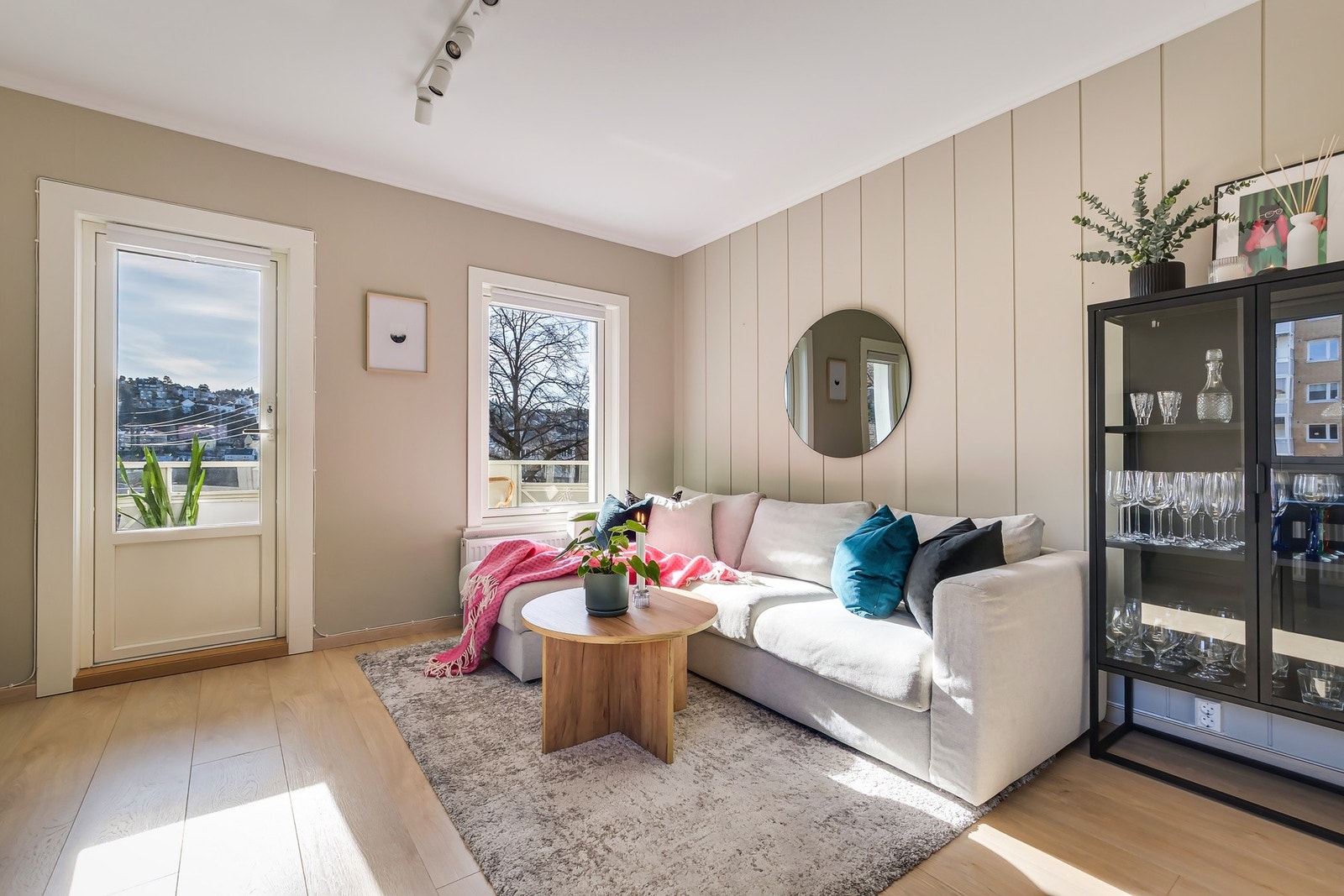 Stuen er holdt i lyse fargevalg og det er god plass til sofagruppe og mediemøbler. Galleribilde