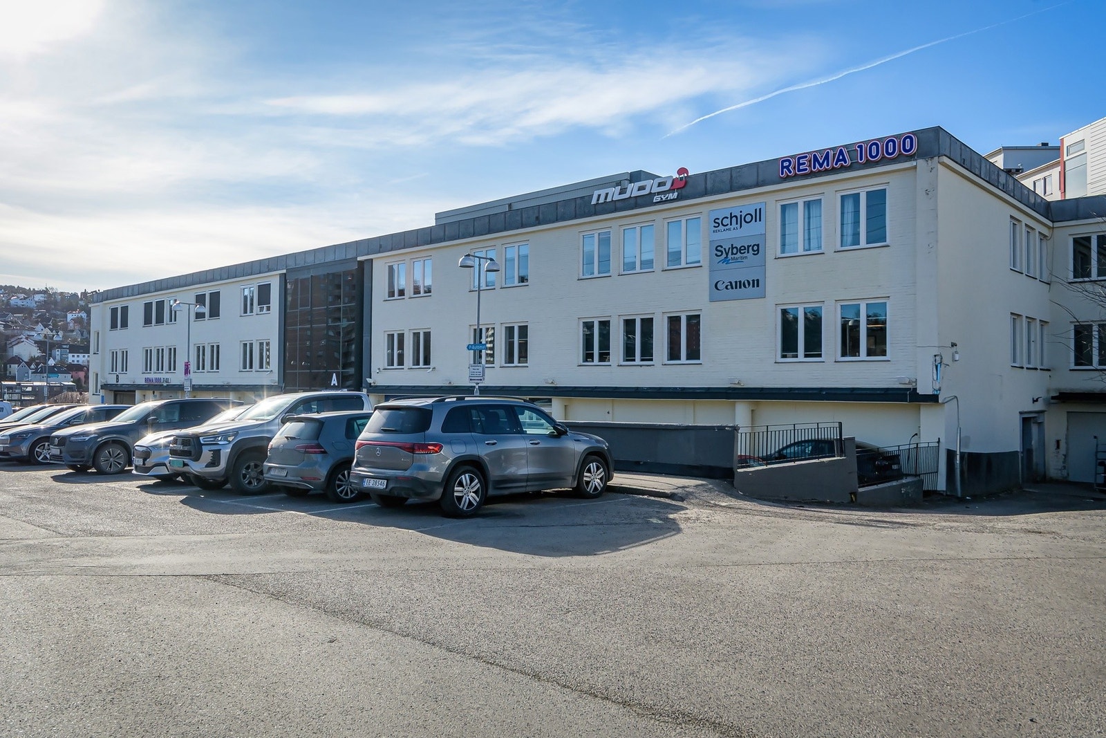 Dagligvarehandel kan gjøres på blant annet Rema 1000 like ved boligen. Galleribilde