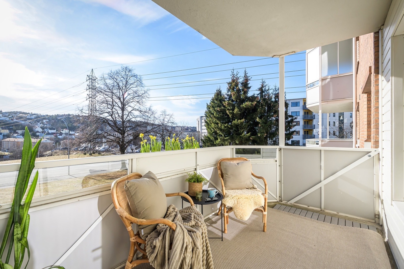 Fra stuen er det utgang til en herlig sydvendt balkong på 7 kvm. Galleribilde