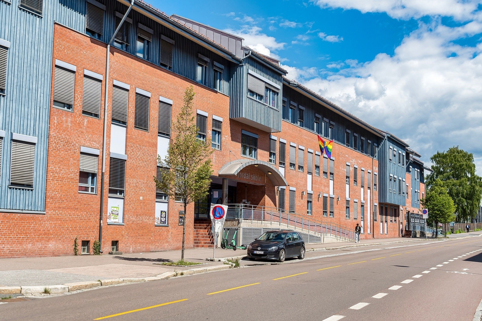 Det er kort vei til gode skoler og barnehager i området. Galleribilde