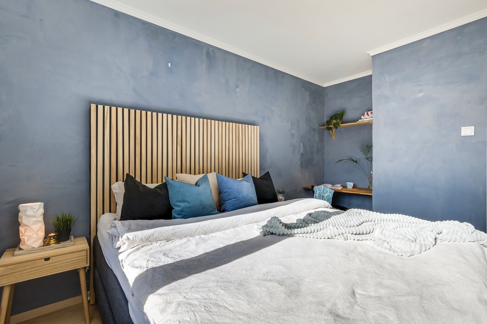 Rommet er malt i en delikat blåtone. Galleribilde