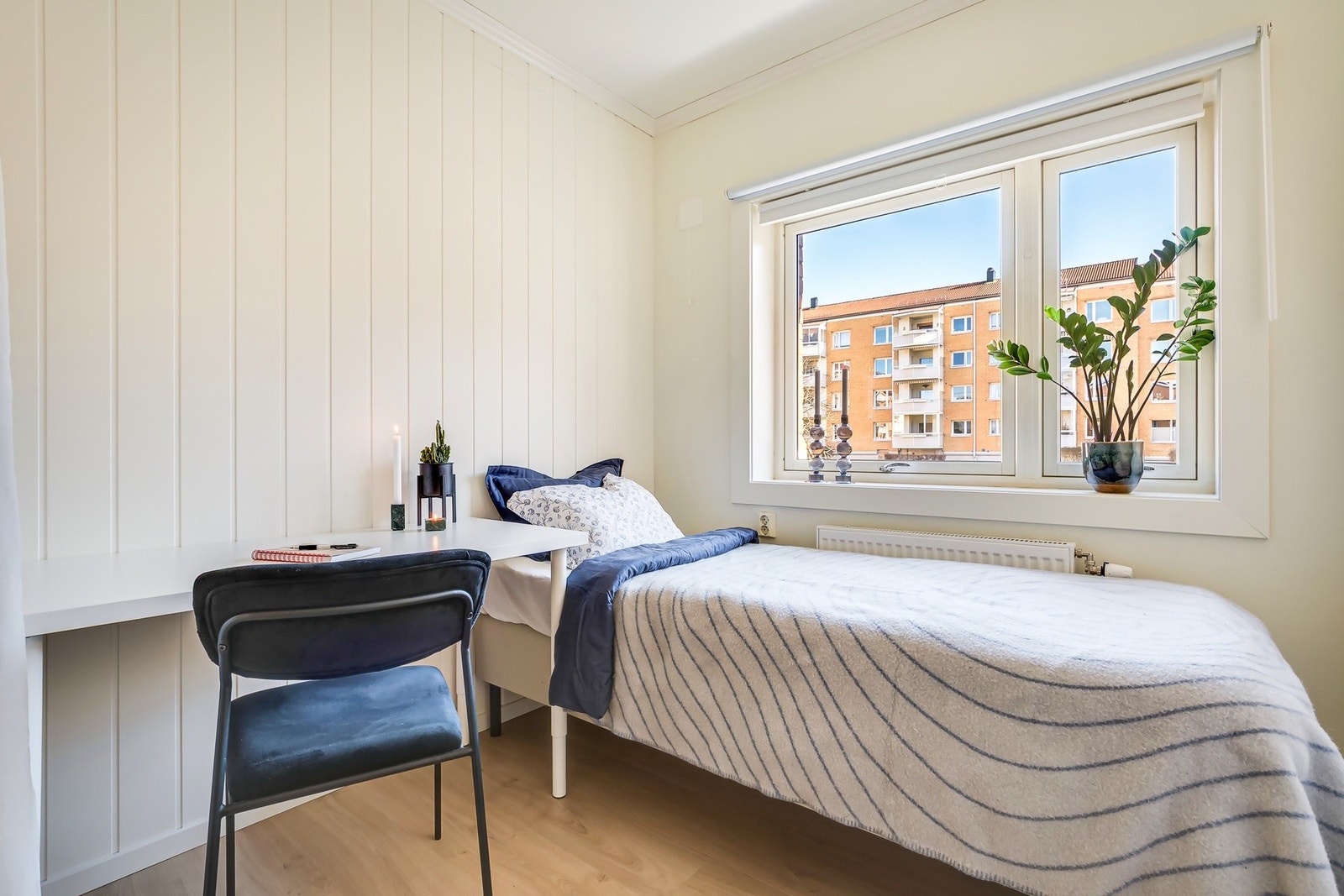 Plass til seng og ønsket møblement. Galleribilde