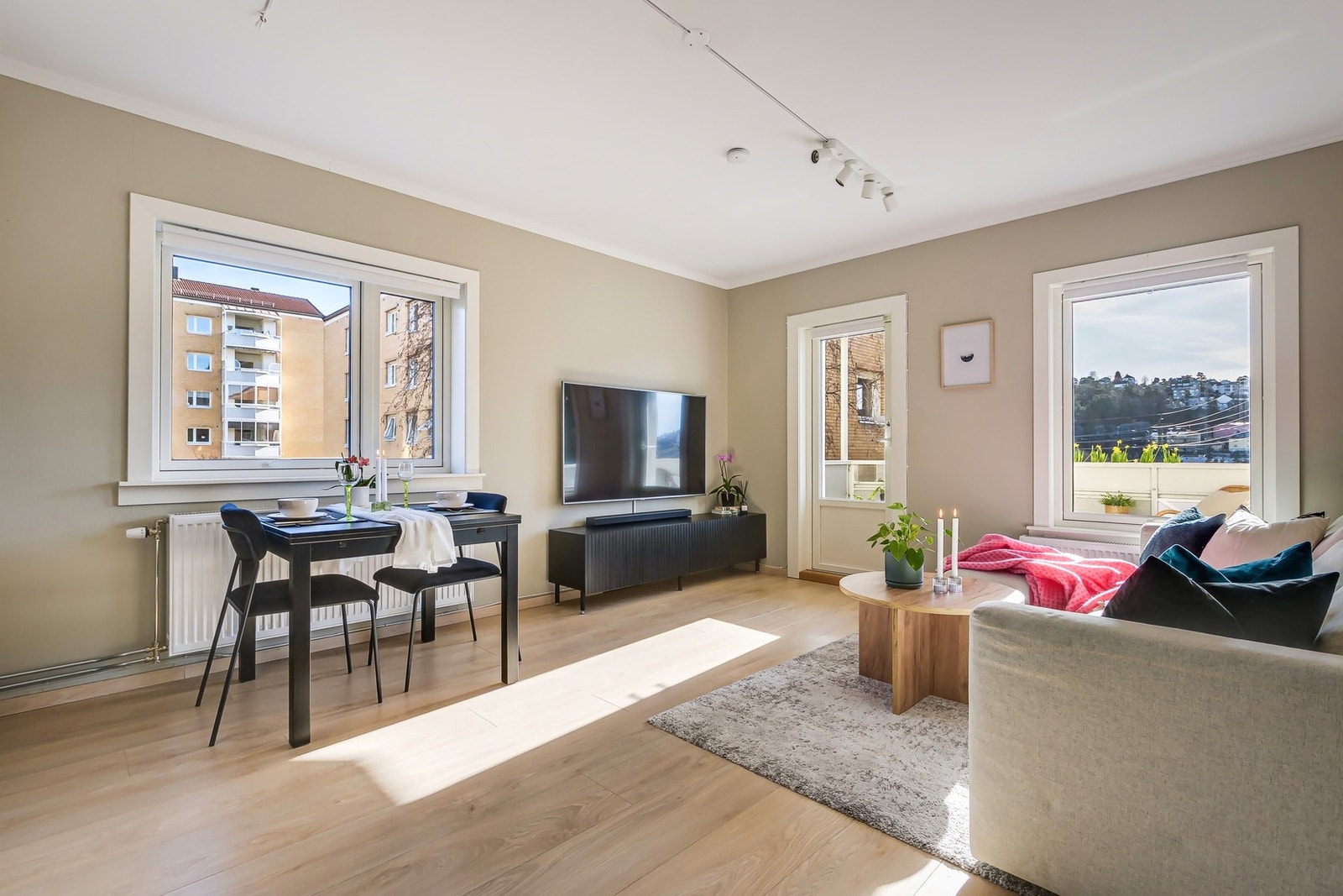 Lys og romslig stue med store vinduer som slipper inn rikelig med naturlig lys. Galleribilde