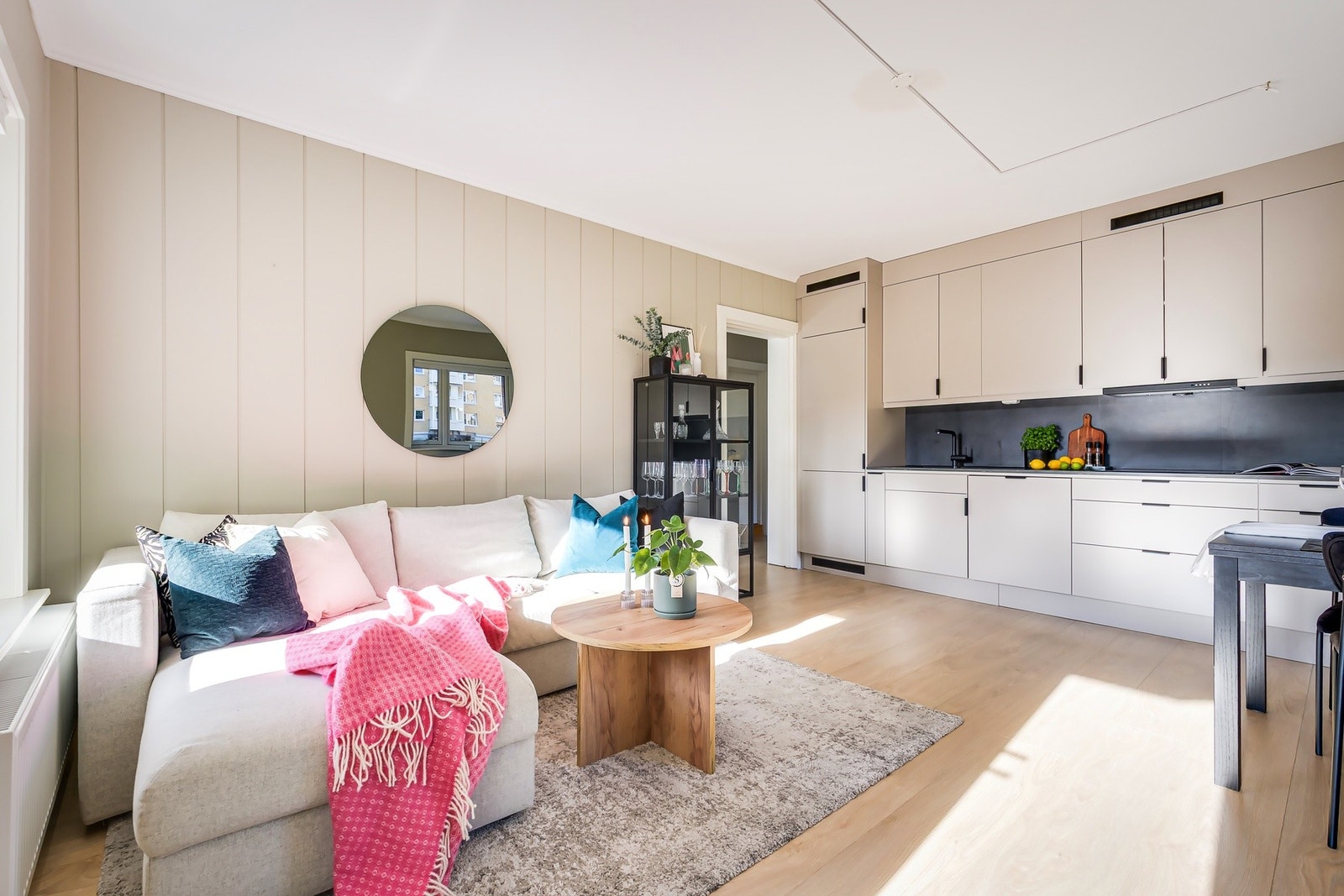 Stue og kjøkken er i åpen løsning som skaper en god romfølelse. Galleribilde