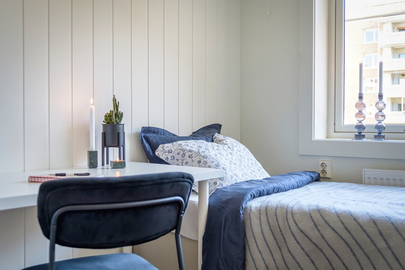 Stort vindu som slipper inn godt med lys. Galleribilde