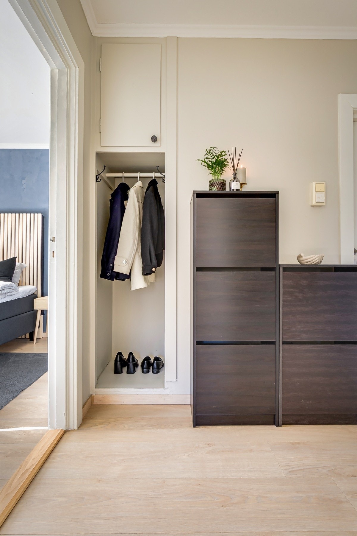 Entré med smarte løsninger til klær og sko. Galleribilde