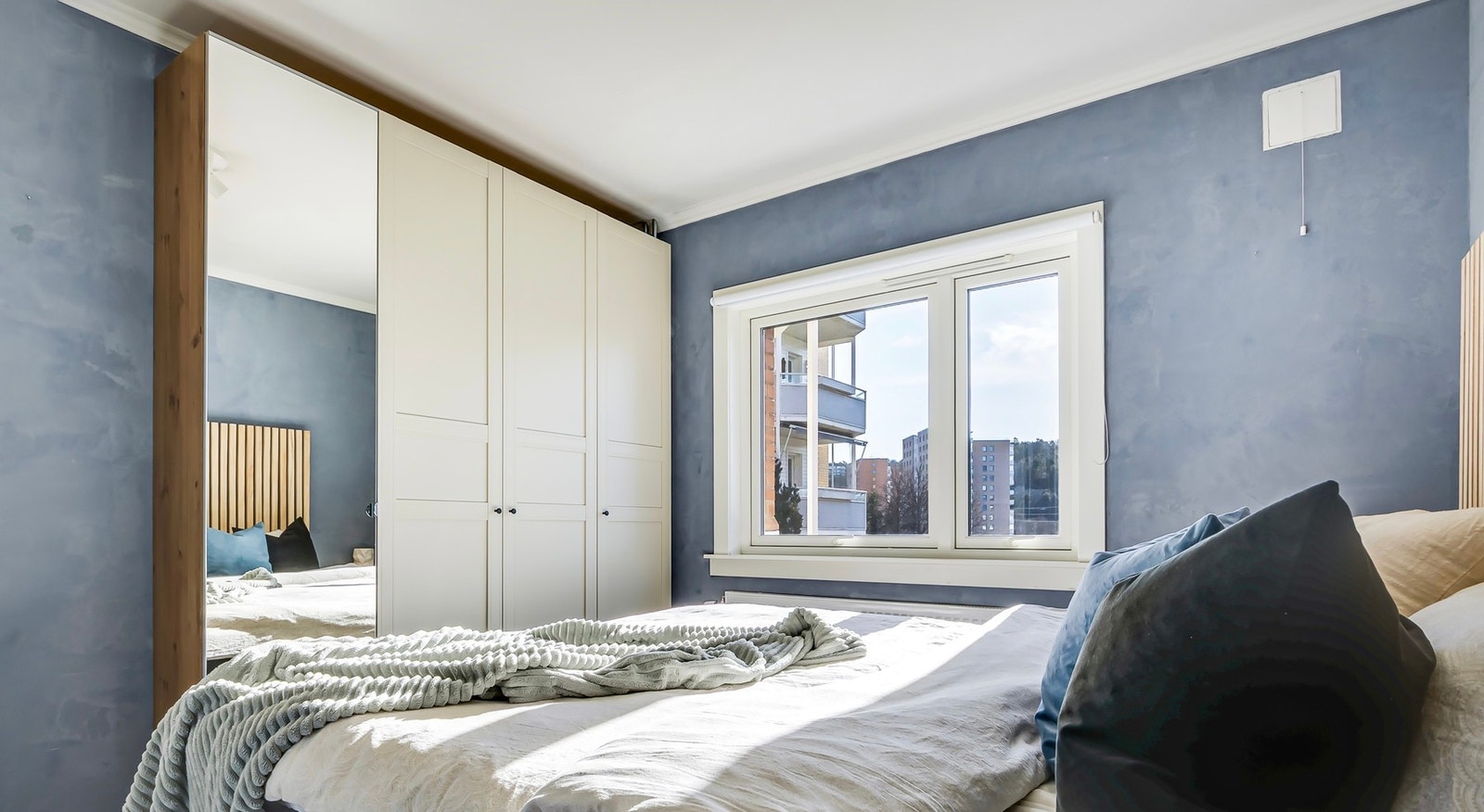 God plass til dobbeltseng og nattbord. Galleribilde