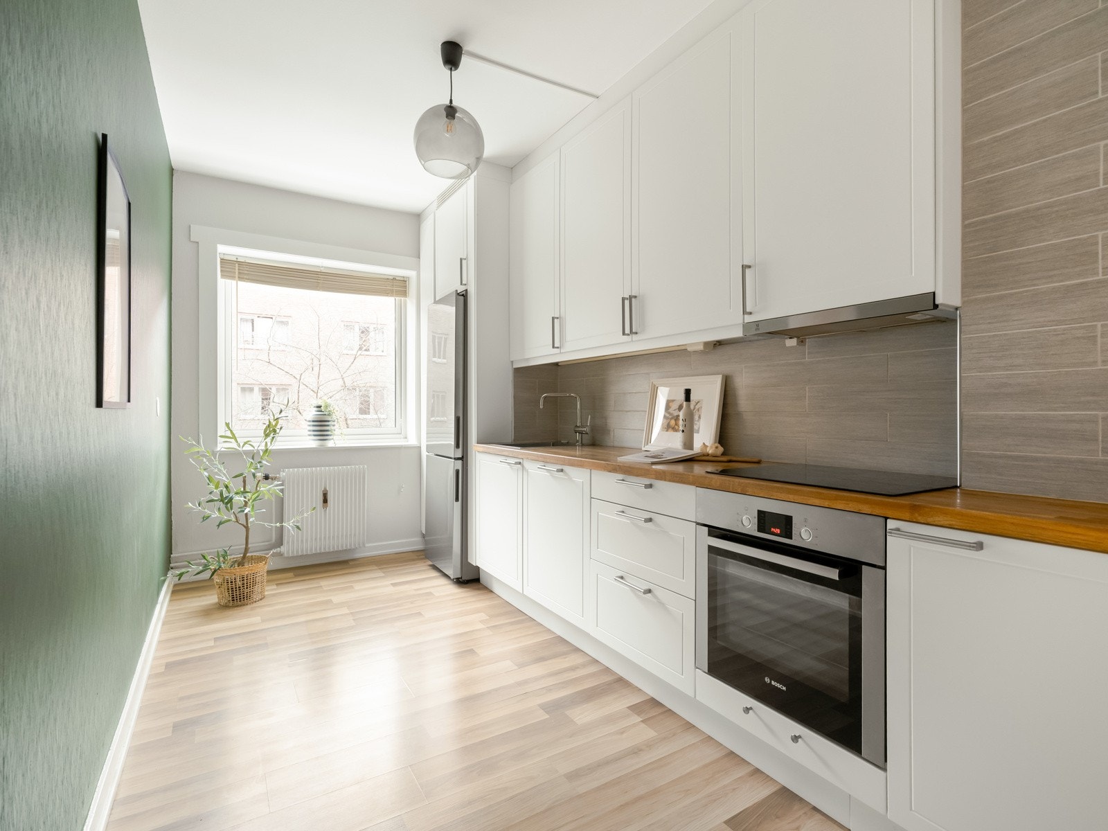 Boligen har et pent, separat kjøkken bestående av innredning med lavprofilerte fronter. Galleribilde