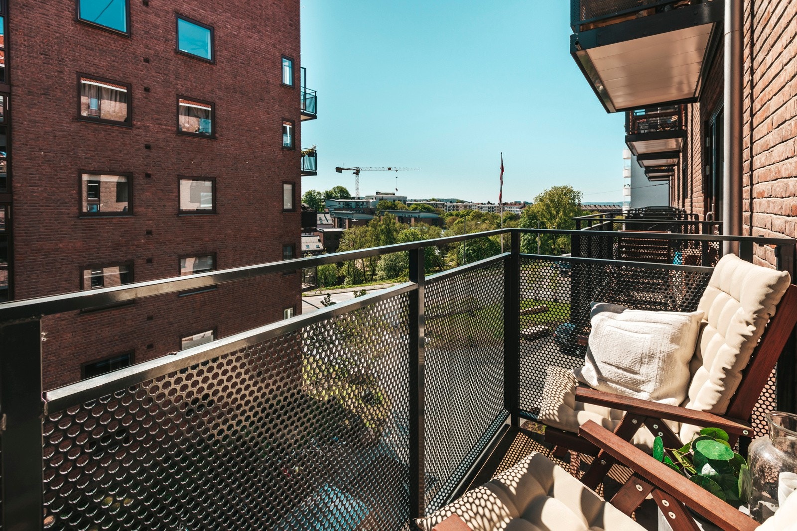 I sommerhalvåret er balkongen en fin forlengelse av stuen. Galleribilde