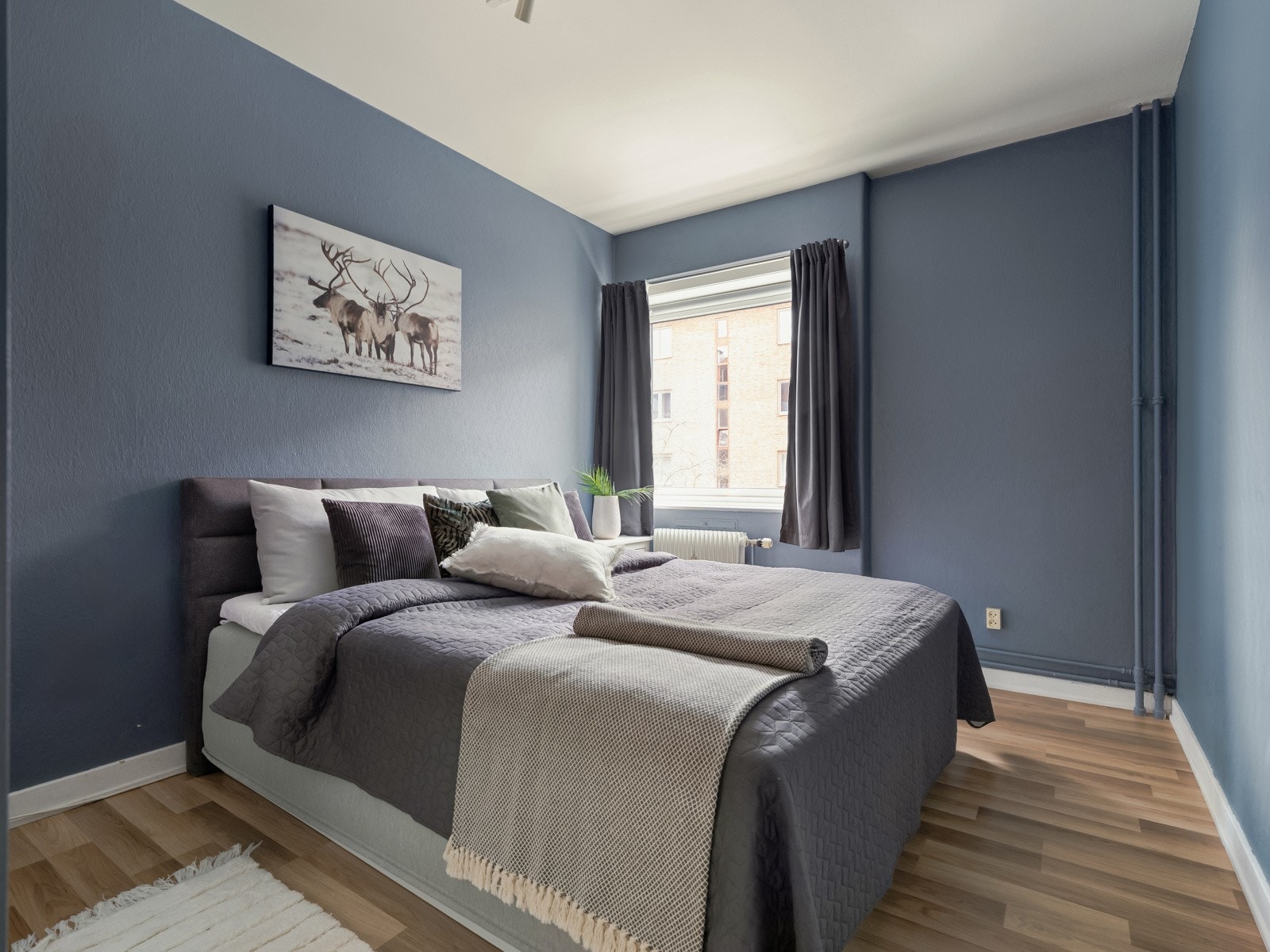 Leiligheten har et romslig og fint soverom som er vendt mot bakgården. Galleribilde