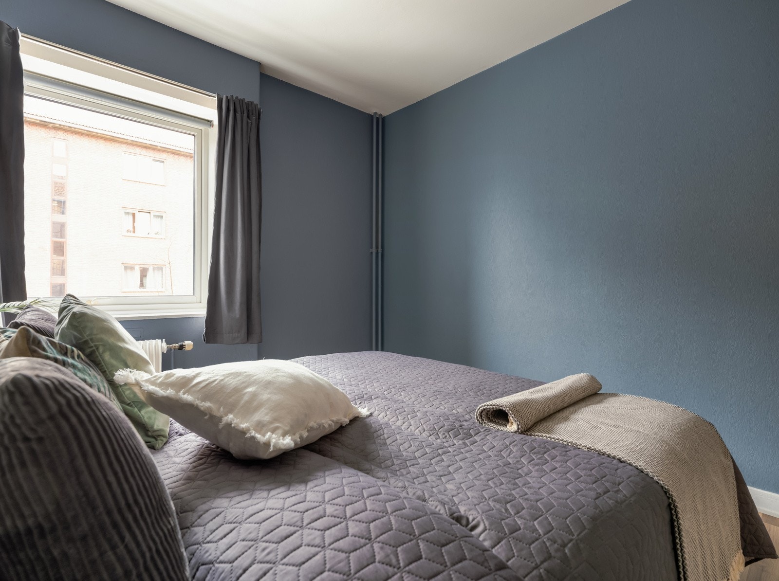 Her er det god plass til dobbeltseng, nattbord og stor garderobe. Galleribilde