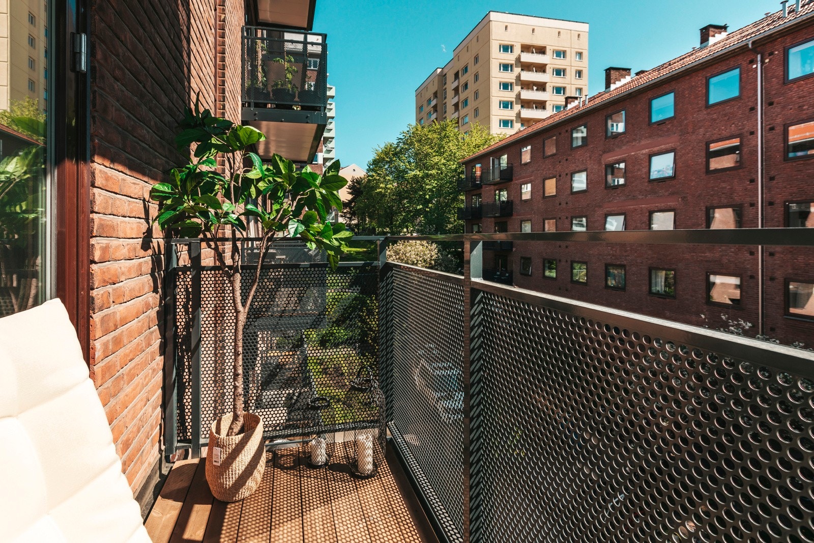 Balkongen ble oppført i 2017, har tredekke og rekkverk i metall. Galleribilde