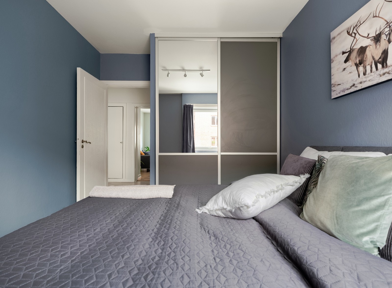 Den store skyvedørsgarderoben med speildør følger med i salget. Galleribilde