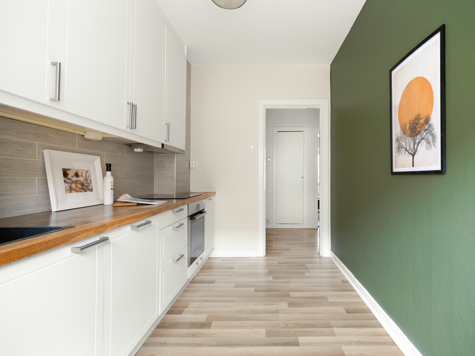 Benkeplaten er av heltre eik og utslagsvasken er i rustfritt stål. Galleribilde