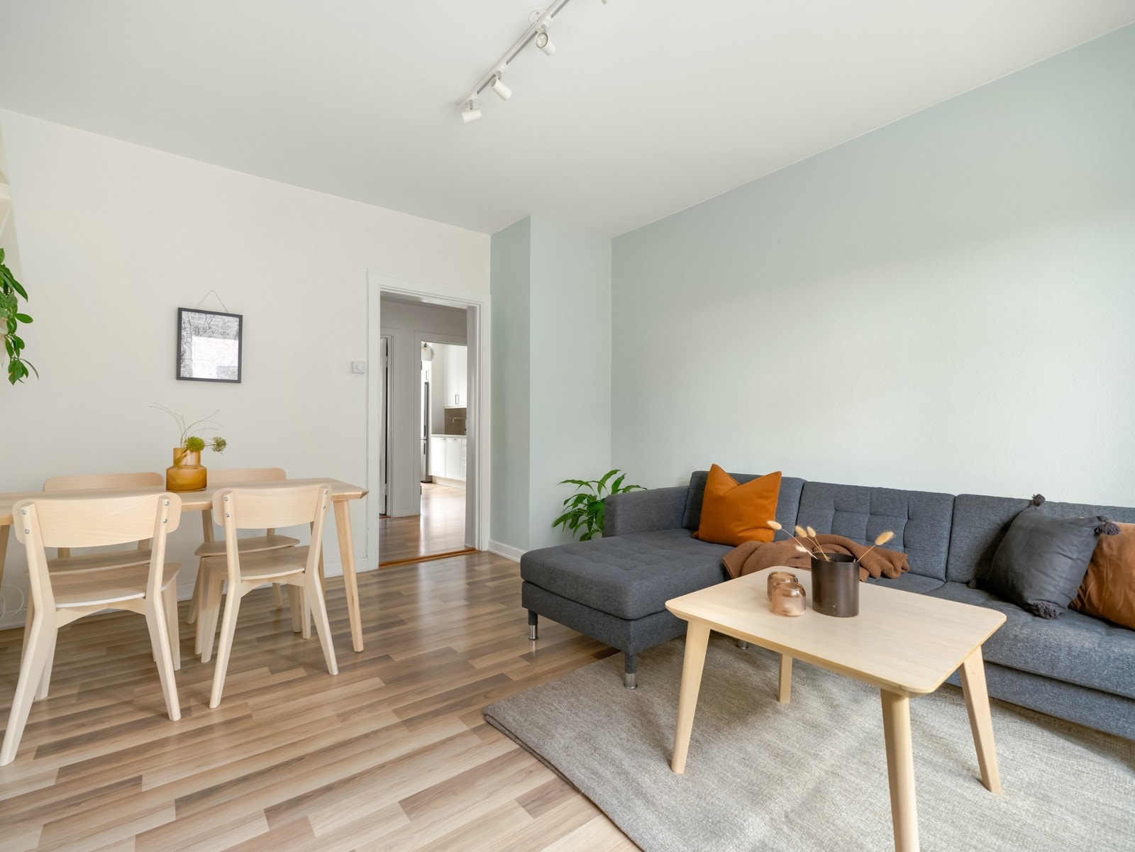 I stuen er det rikelig med plass til både sofagruppe og spiseplass, slik rommet også er innredet i dag. Galleribilde