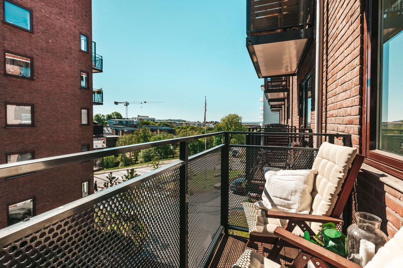 Leiligheten har en koselig og solrik balkong på ca. 3,3 kvm. Galleribilde