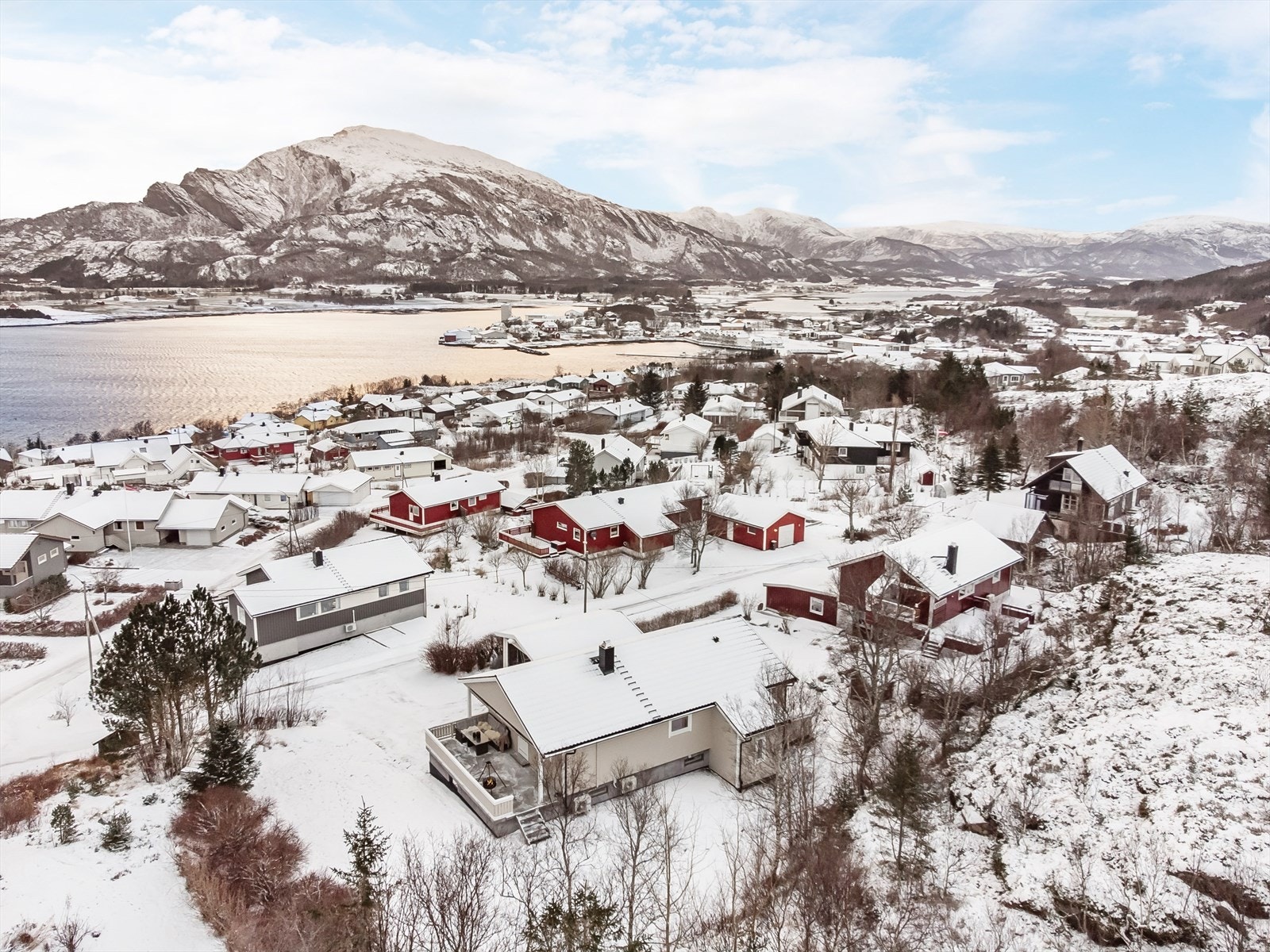 Eiendommen ligger vakkert til i øverste del av Sømnesåsen, med vidstrakt utsikt mot fjord, hav og omkringliggende omgivelser. Galleribilde