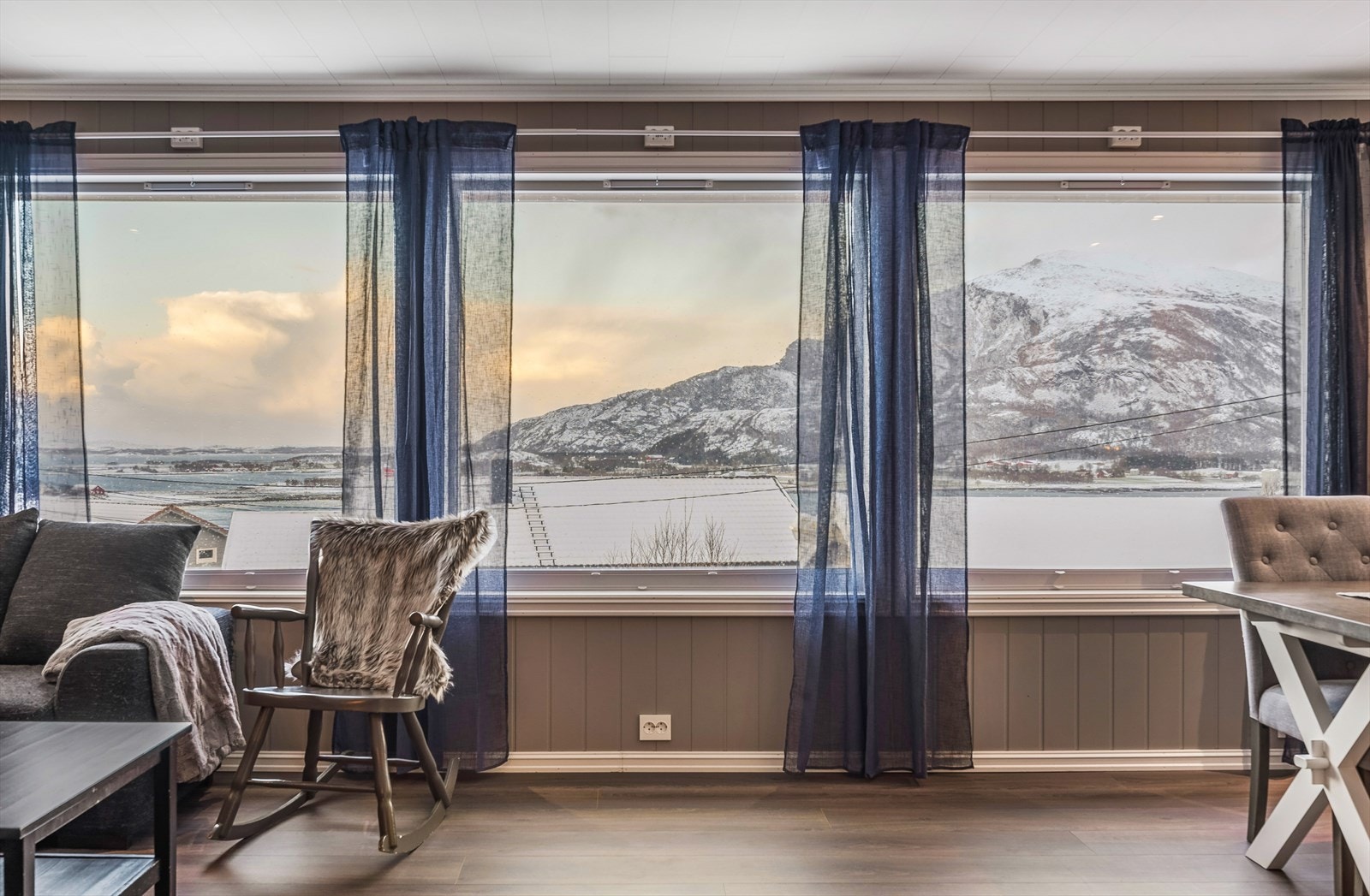 Stuen er romslig og lys, med plass til både sofagruppe og spisebord. Galleribilde