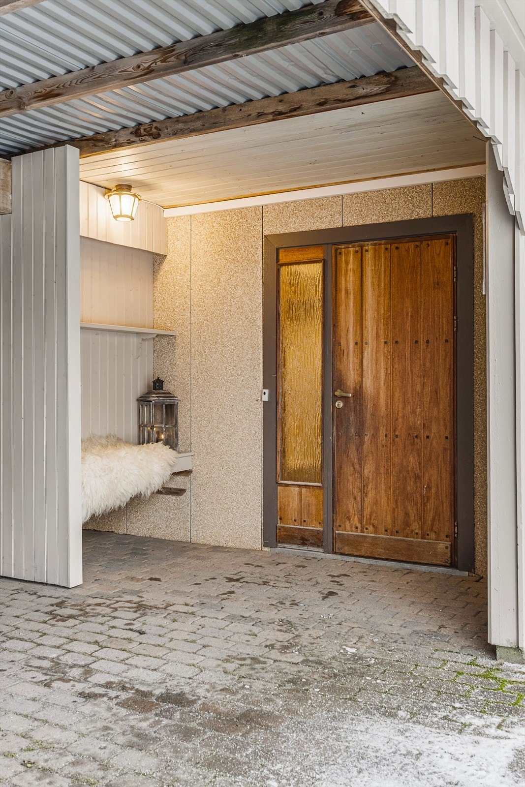 Her kan man kjøre bil rett inn til carporten og gå tørt inn til inngangspartiet i sokkeletasjen. Galleribilde