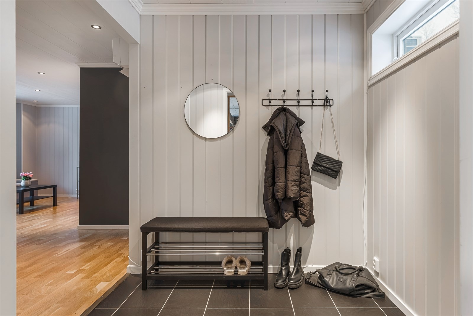 Leiligheten inneholder entré, et soverom, kjøkken, stue og bad/vaskerom. Galleribilde