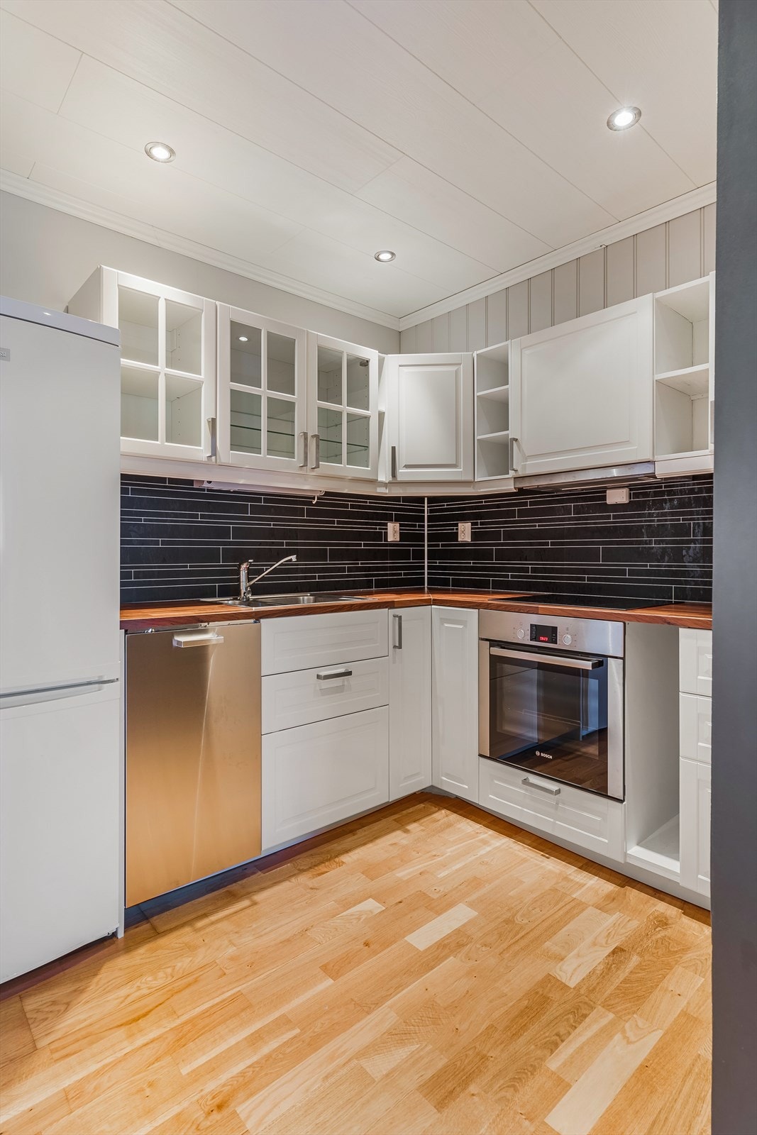 Kjøkkenet i leiligheten har innredning fra Ikea med profilerte fronter og benkeplate av laminat. Galleribilde