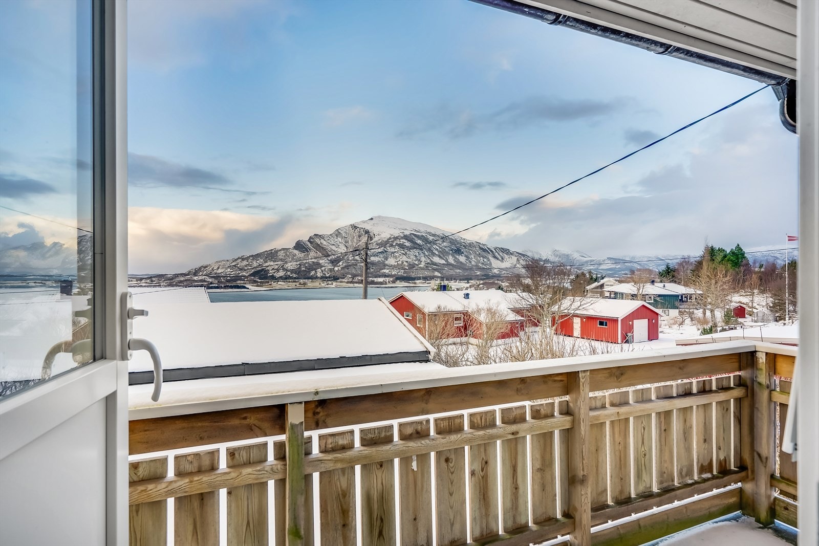 Nydelig utsikt fra balkongen, over de snødekte fjellene og det glitrende vannet. Galleribilde