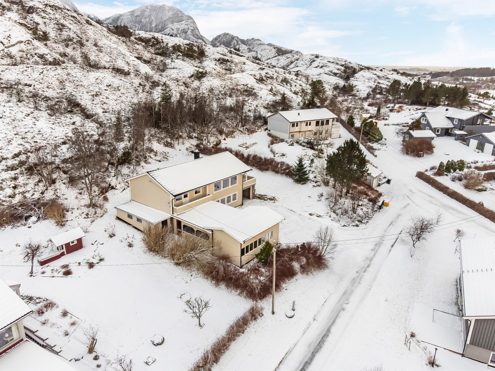 Tettstedet Berg er innen gangavstand og har butikk, barneskole og barnehage. Galleribilde