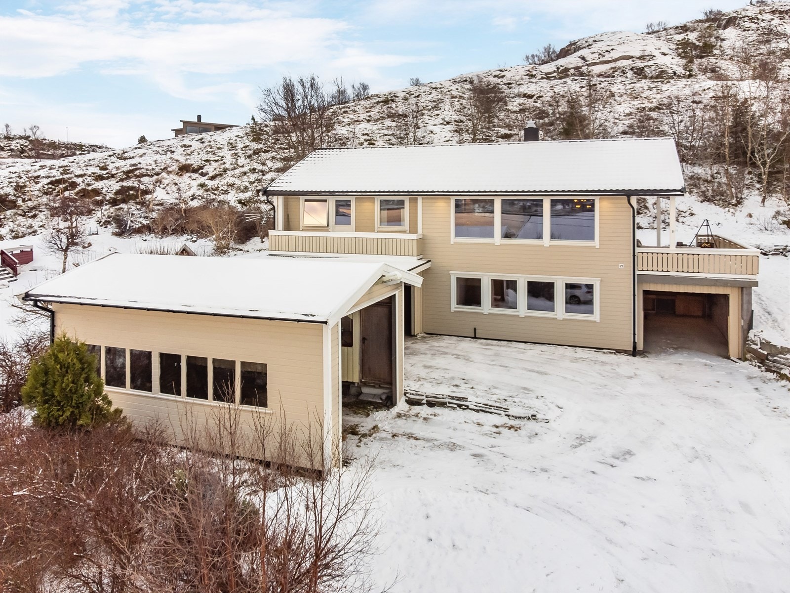 Mjølhusbakken 21 er en funksjonell og velutstyrt bolig med gode romløsninger og moderne fasiliteter, perfekt for en familie som ønsker både komfort og praktiske løsninger. Galleribilde