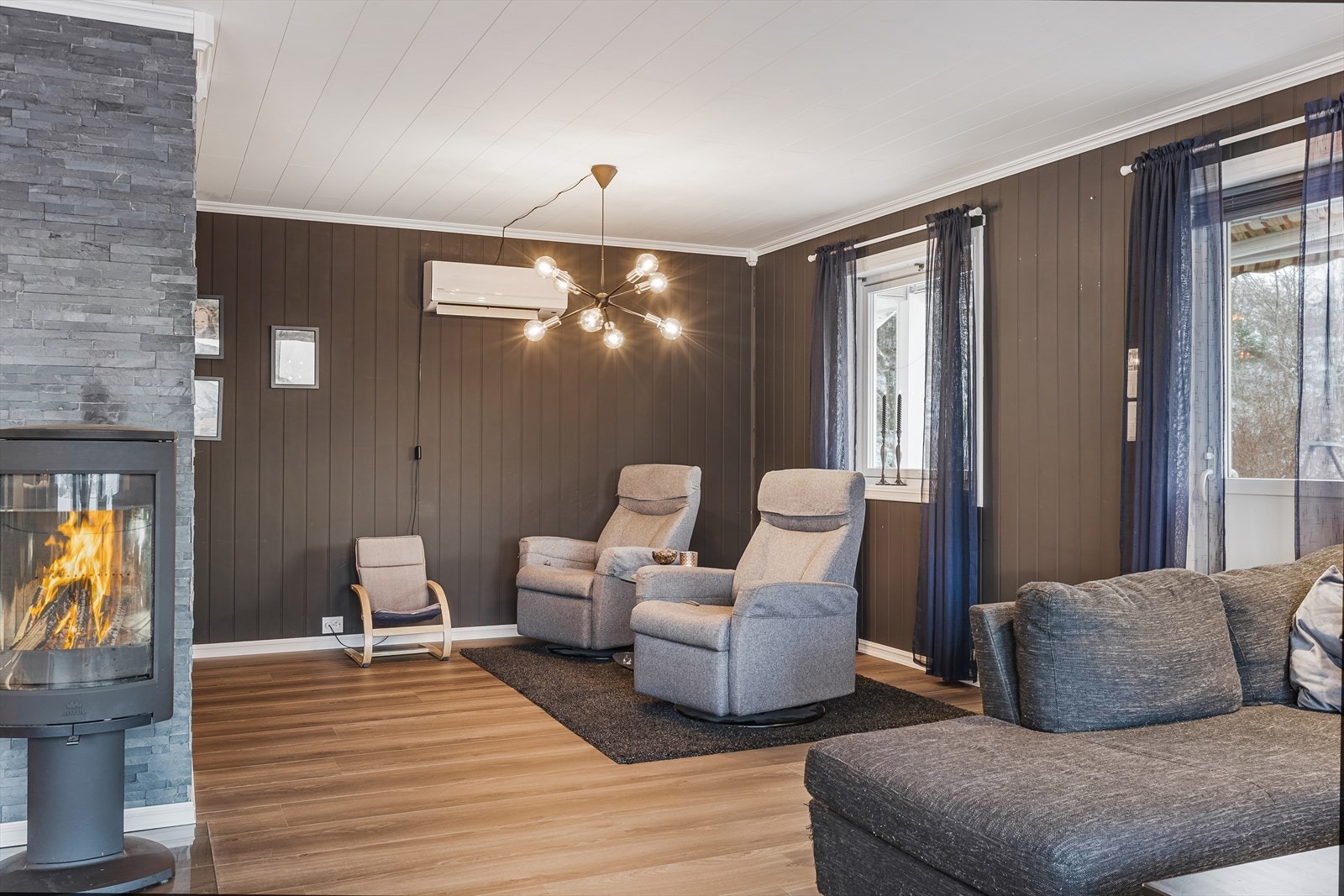 Fra stuen har du direkte tilgang til en stor balkong som gir mulighet for utendørs avslapning og hyggelige sammenkomster. Galleribilde