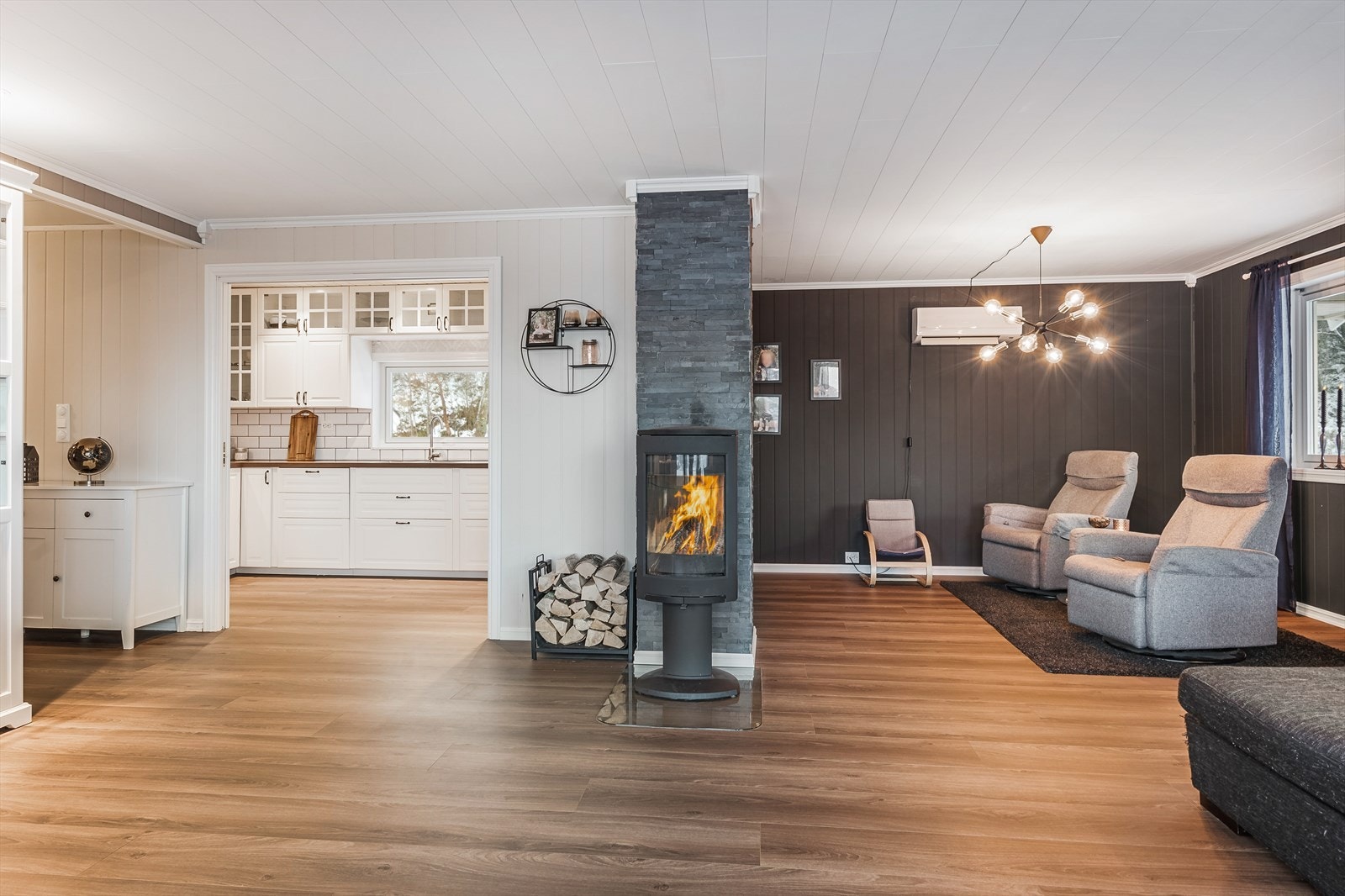 Kjøkkenet i andre etasje har innredning fra Ikea med profilerte fronter og benkeplate av laminat. Galleribilde