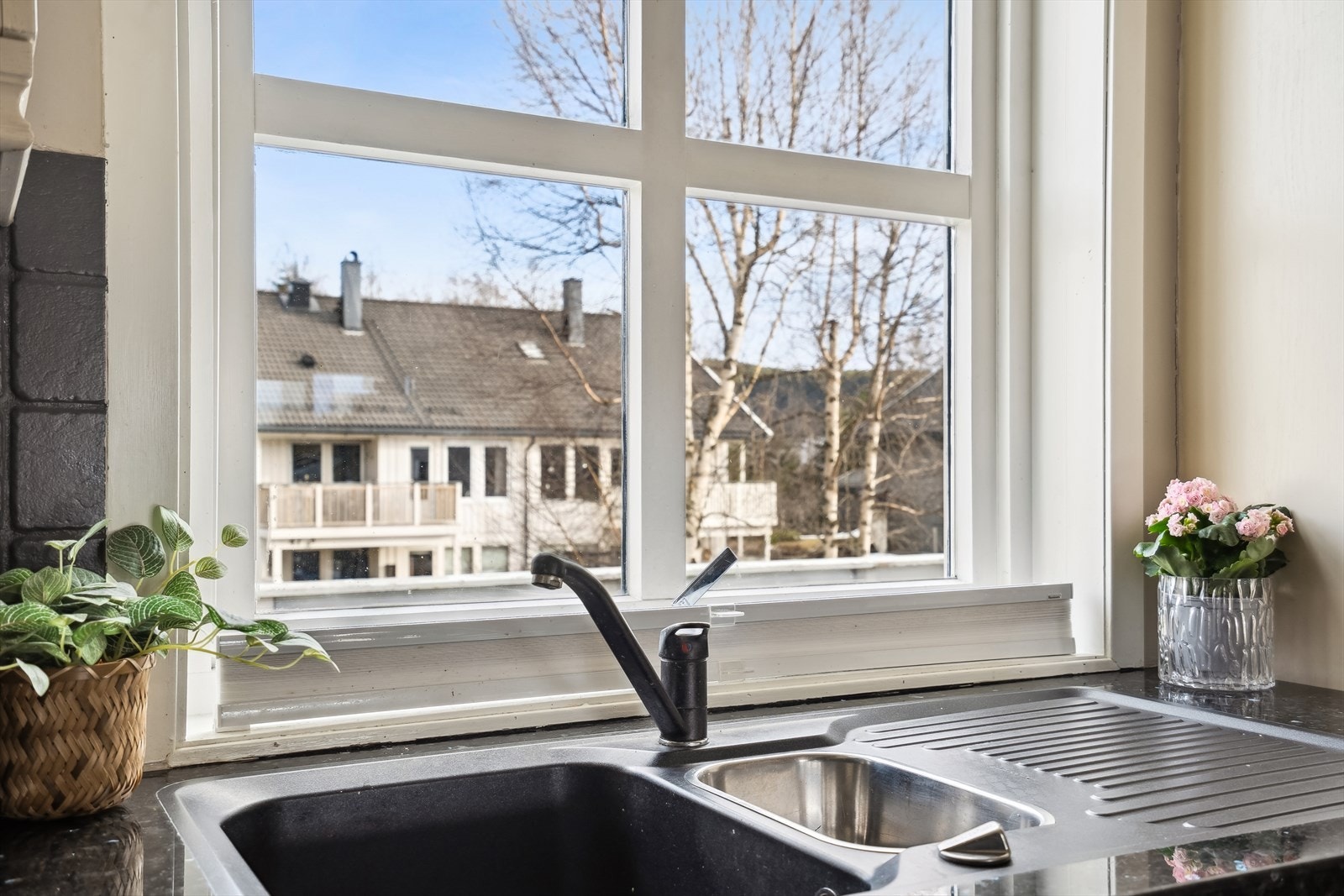 På kjøkkenet får man fint utsyn over nabolaget. Galleribilde