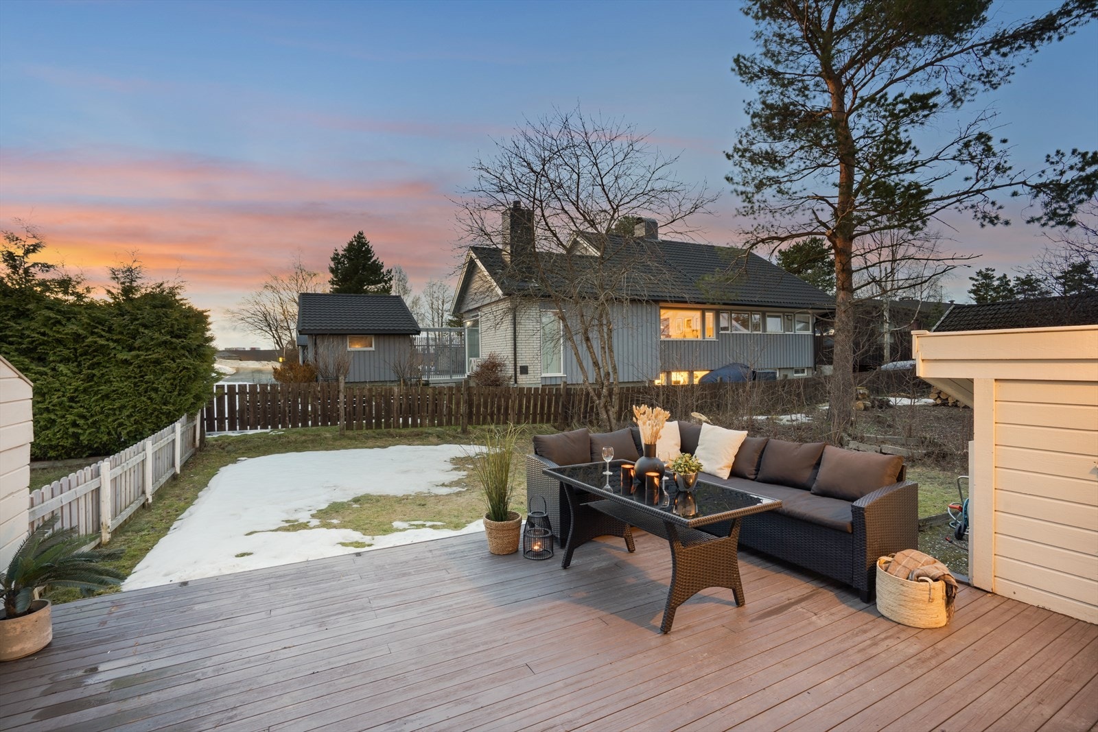 Terrassen innredes enkelt i ulike soner for familien. Galleribilde