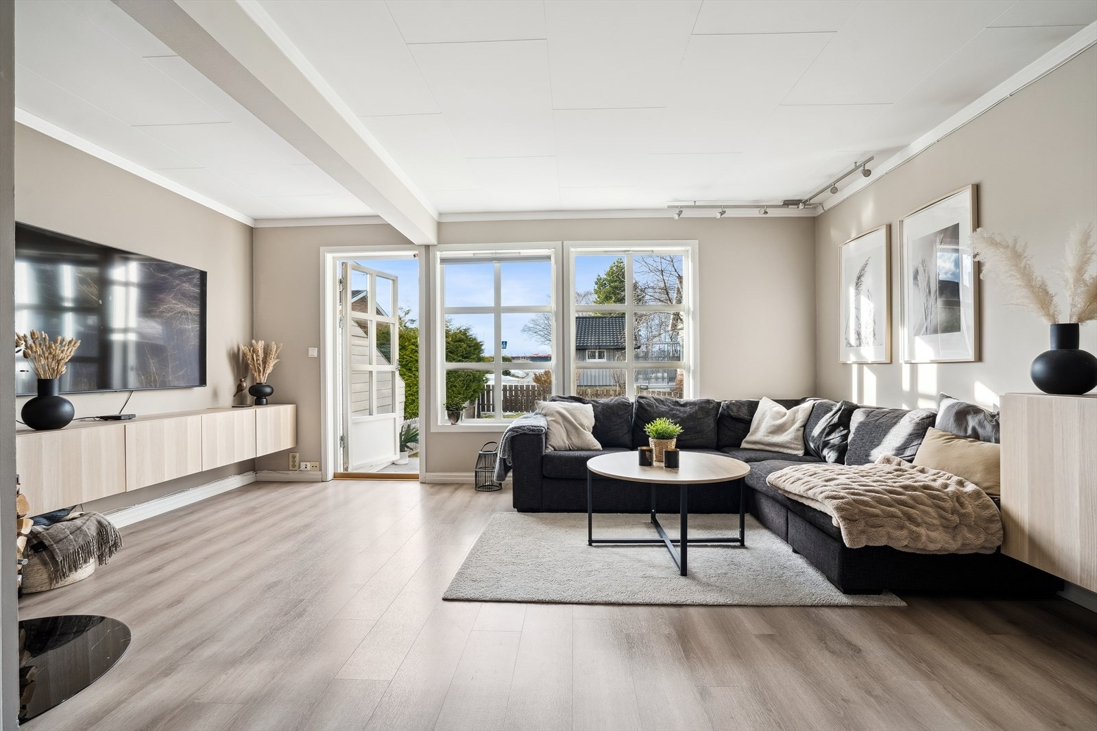 Hele første etasje består av en stor, sosial sone med flott stue og åpen kjøkkenløsning. Galleribilde