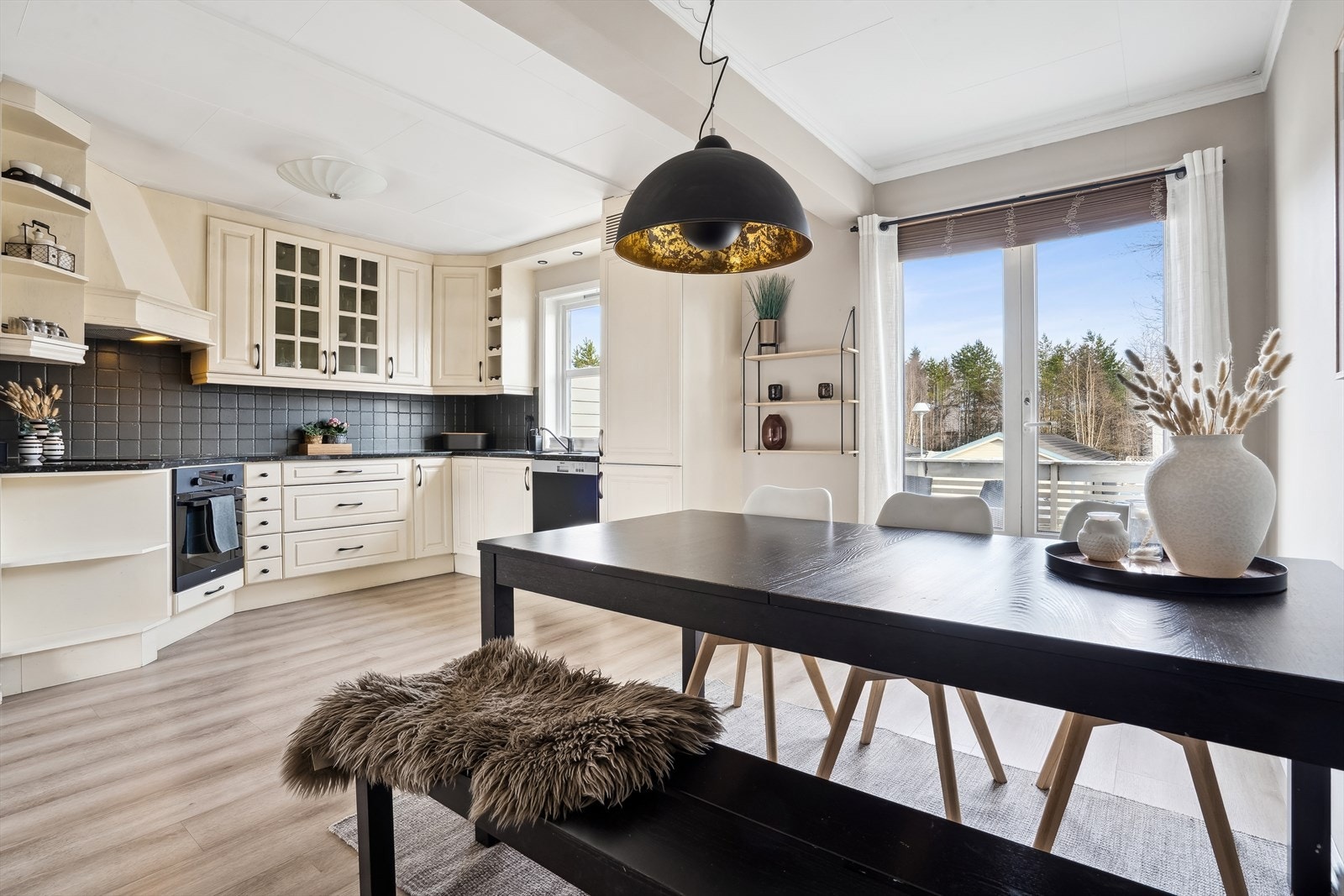 Her samles venner og familie for hyggelige måltider rundt et langbord. Galleribilde